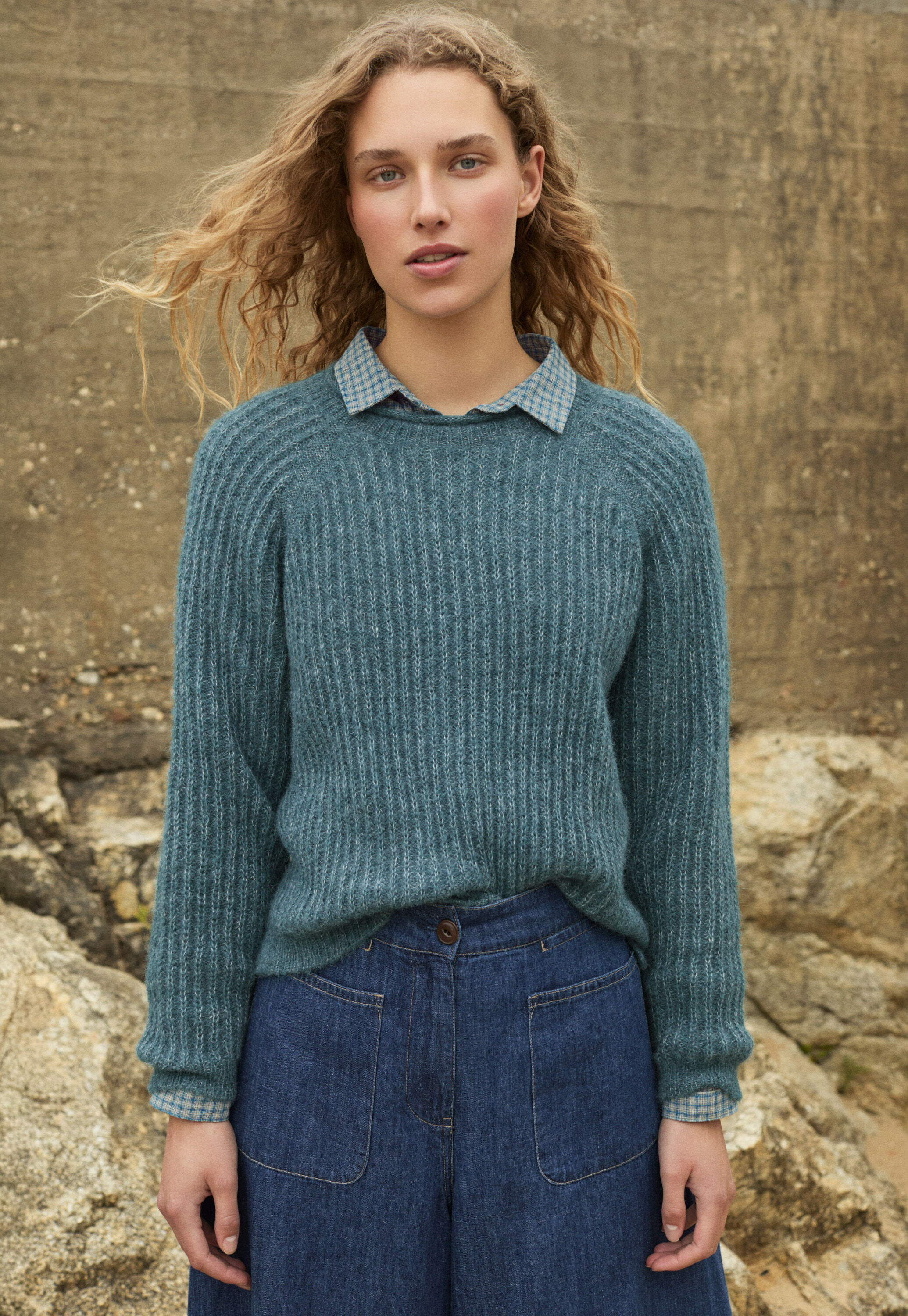 Round-neck ribbed sweater