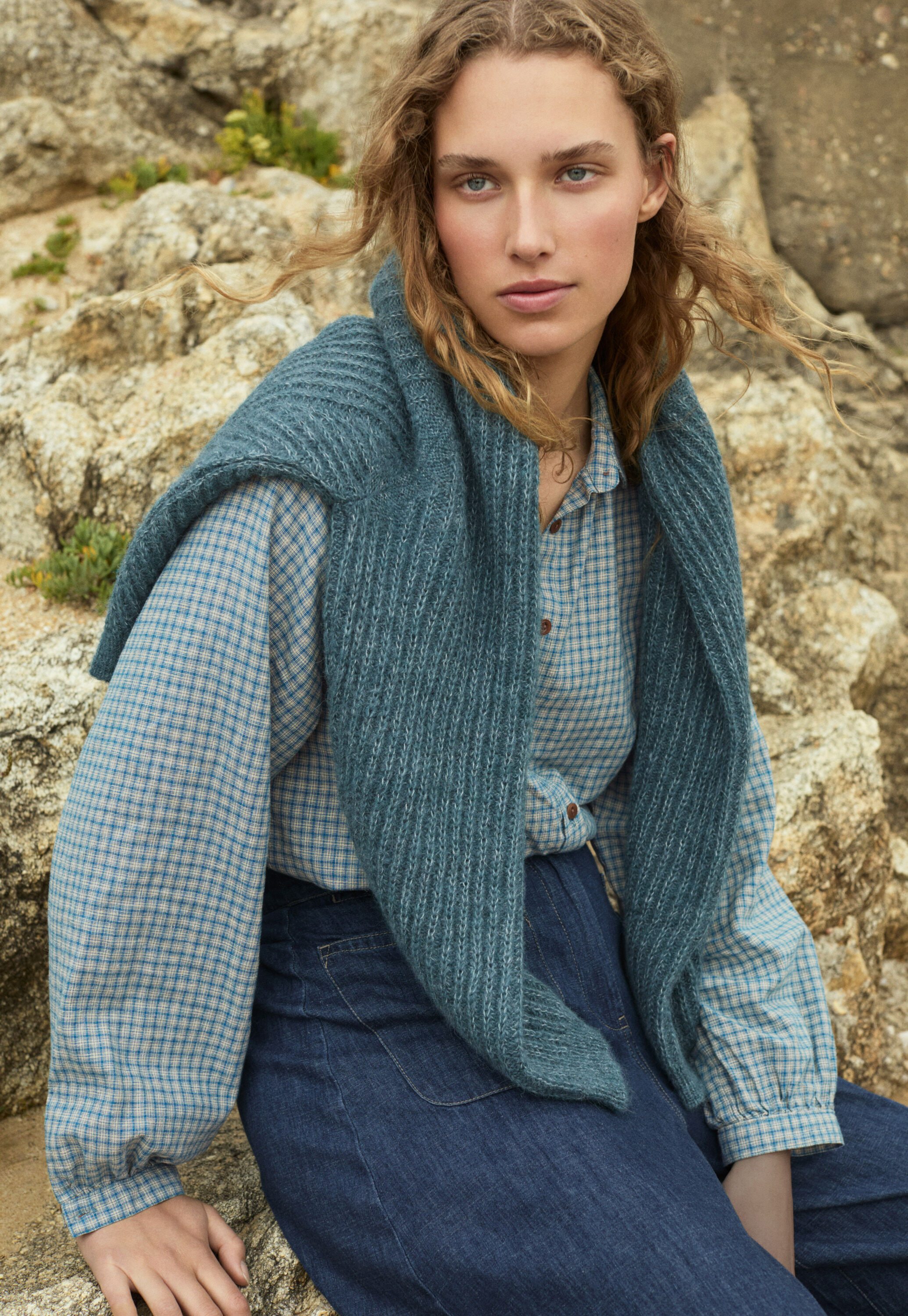 Round-neck ribbed sweater