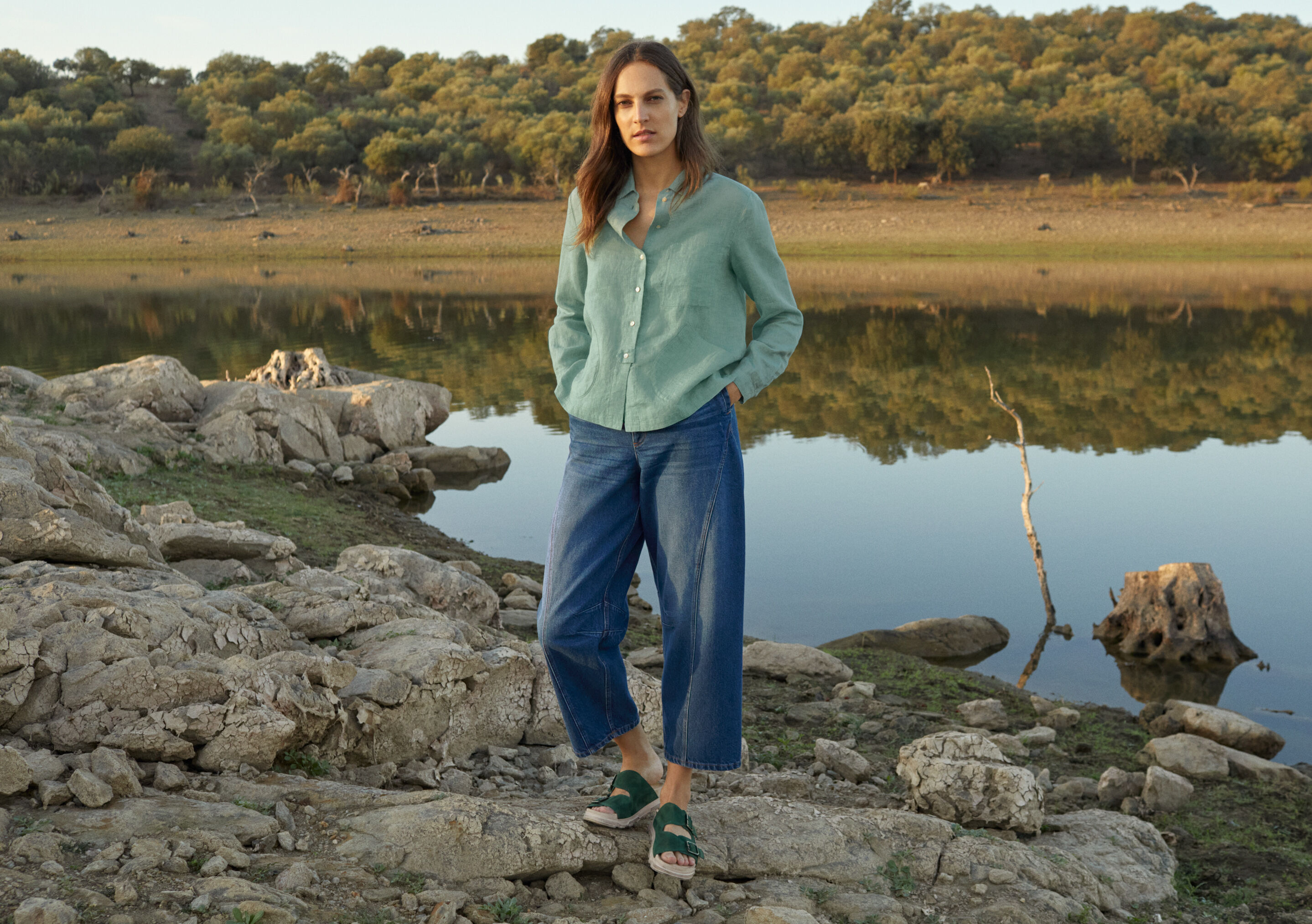 Curve-seam denim jeans