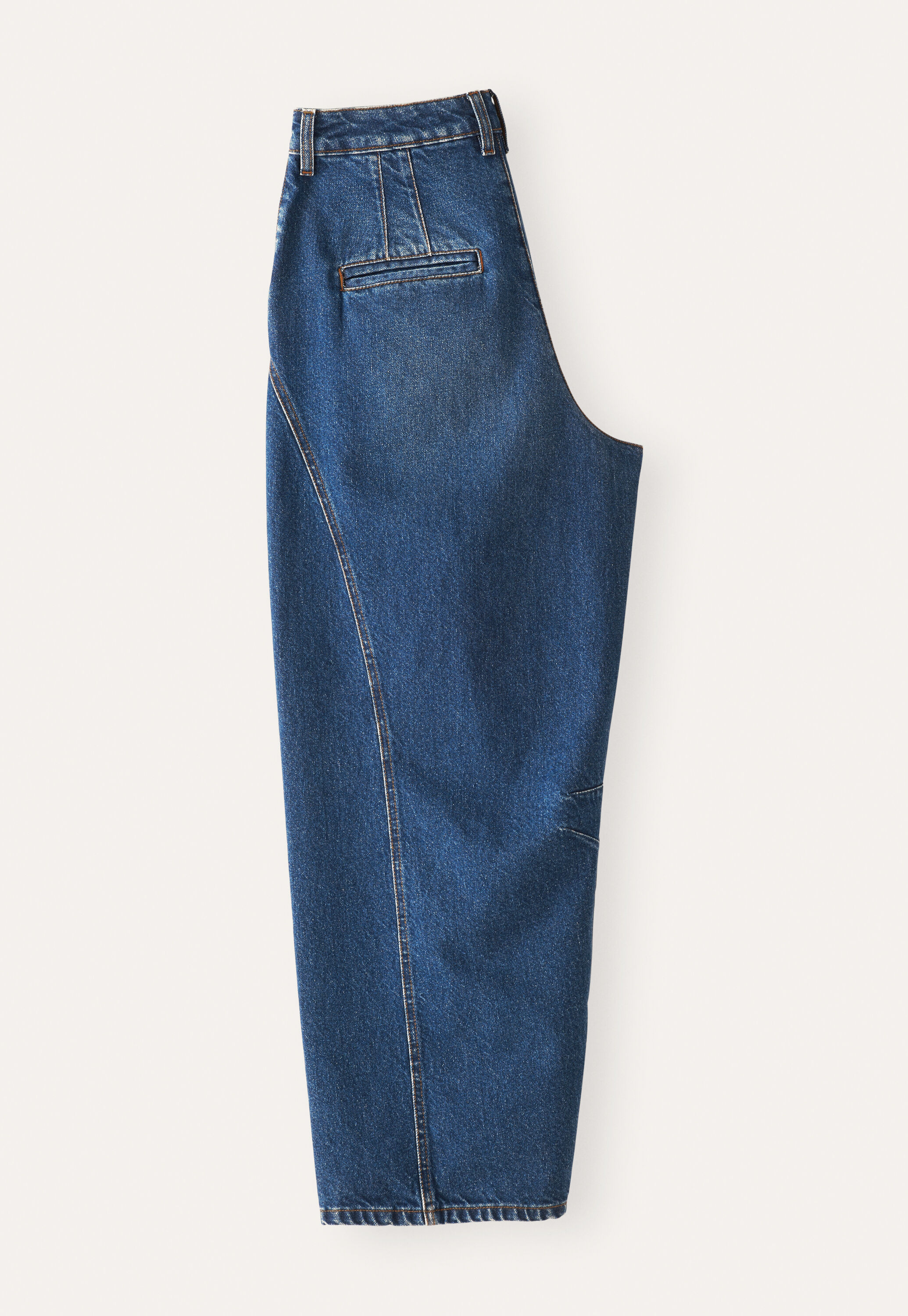 Curve-seam denim jeans