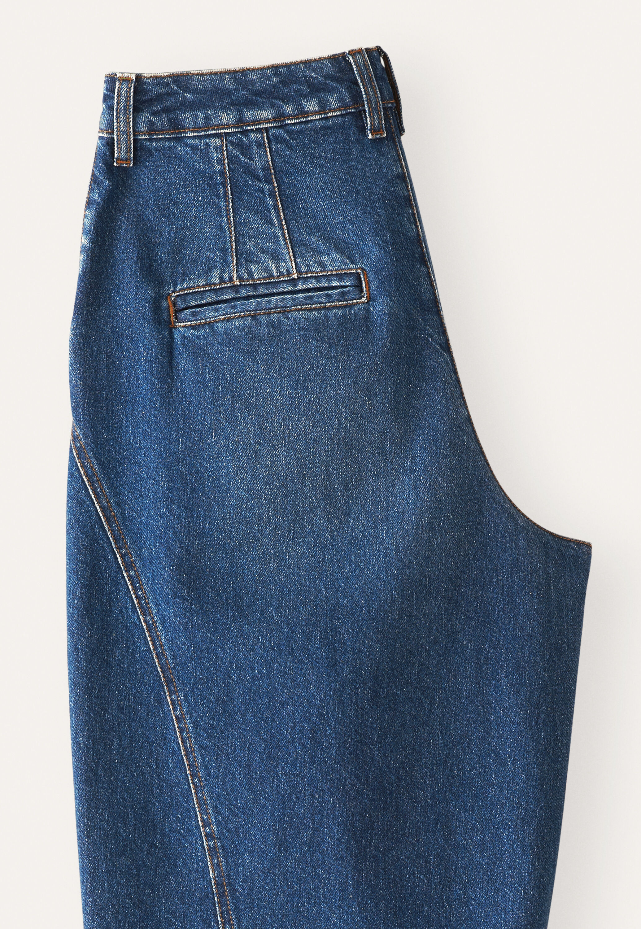 Curve-seam denim jeans
