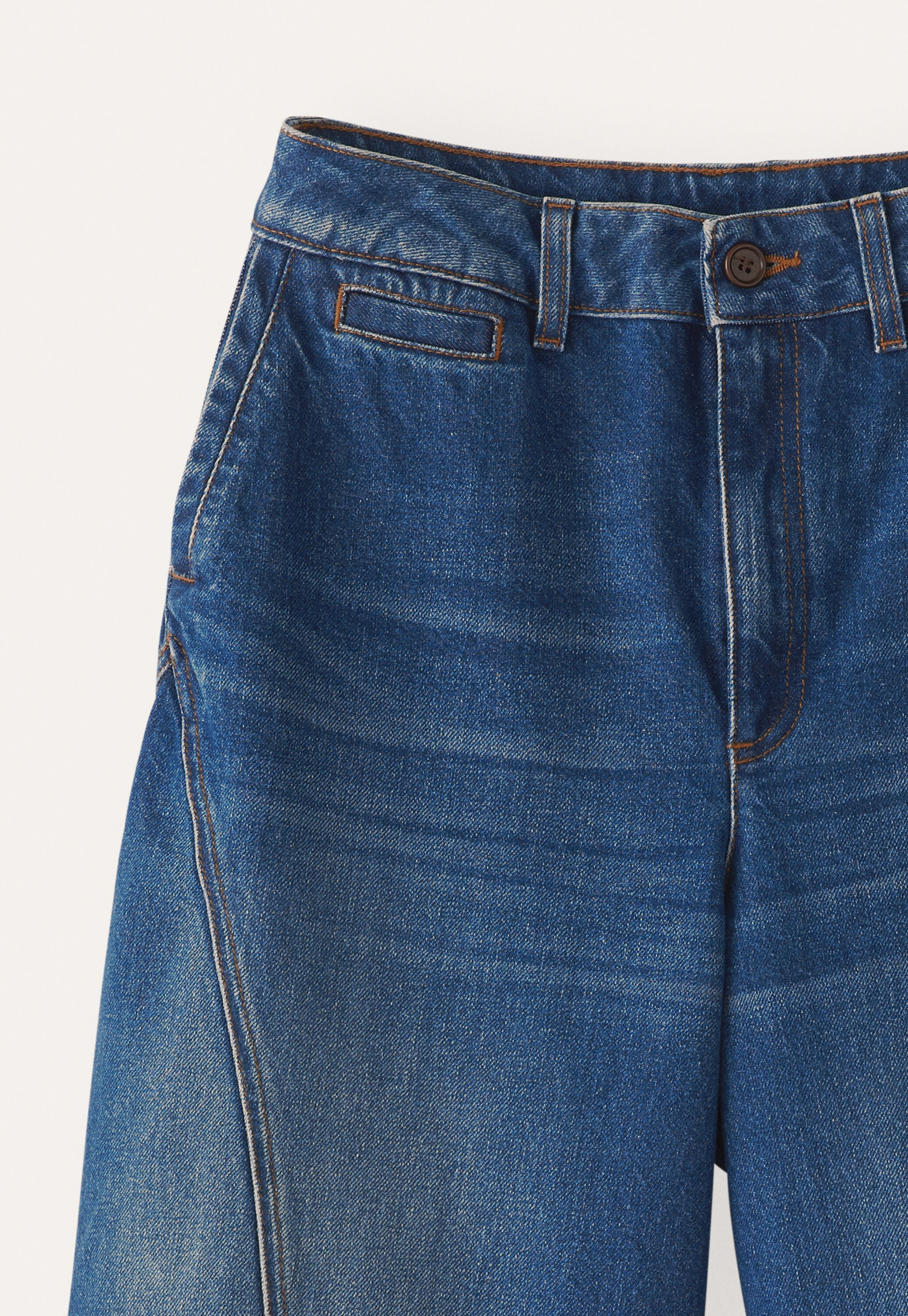 Curve-seam denim jeans