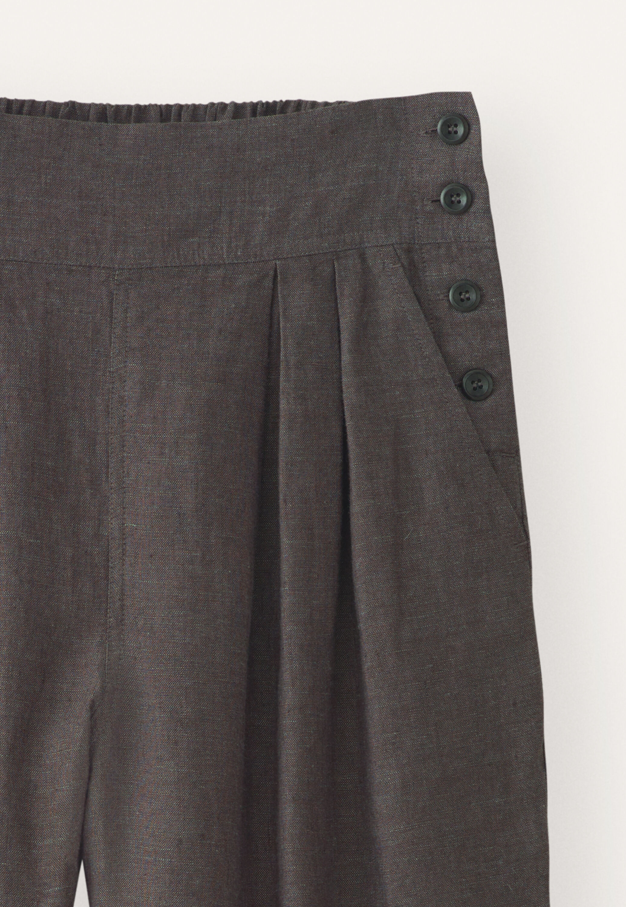 Cropped pleated trousers