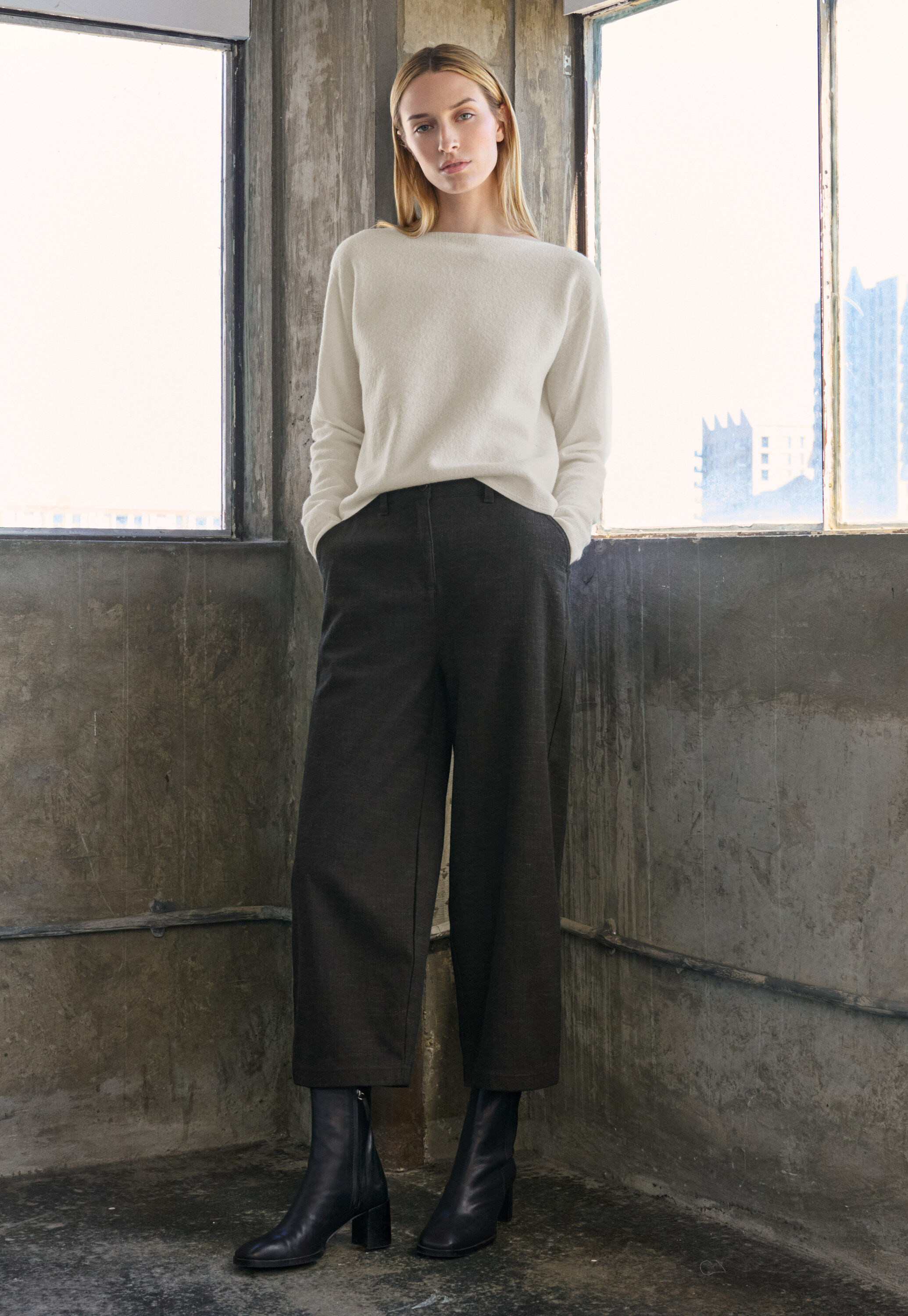 Barrel leg trousers