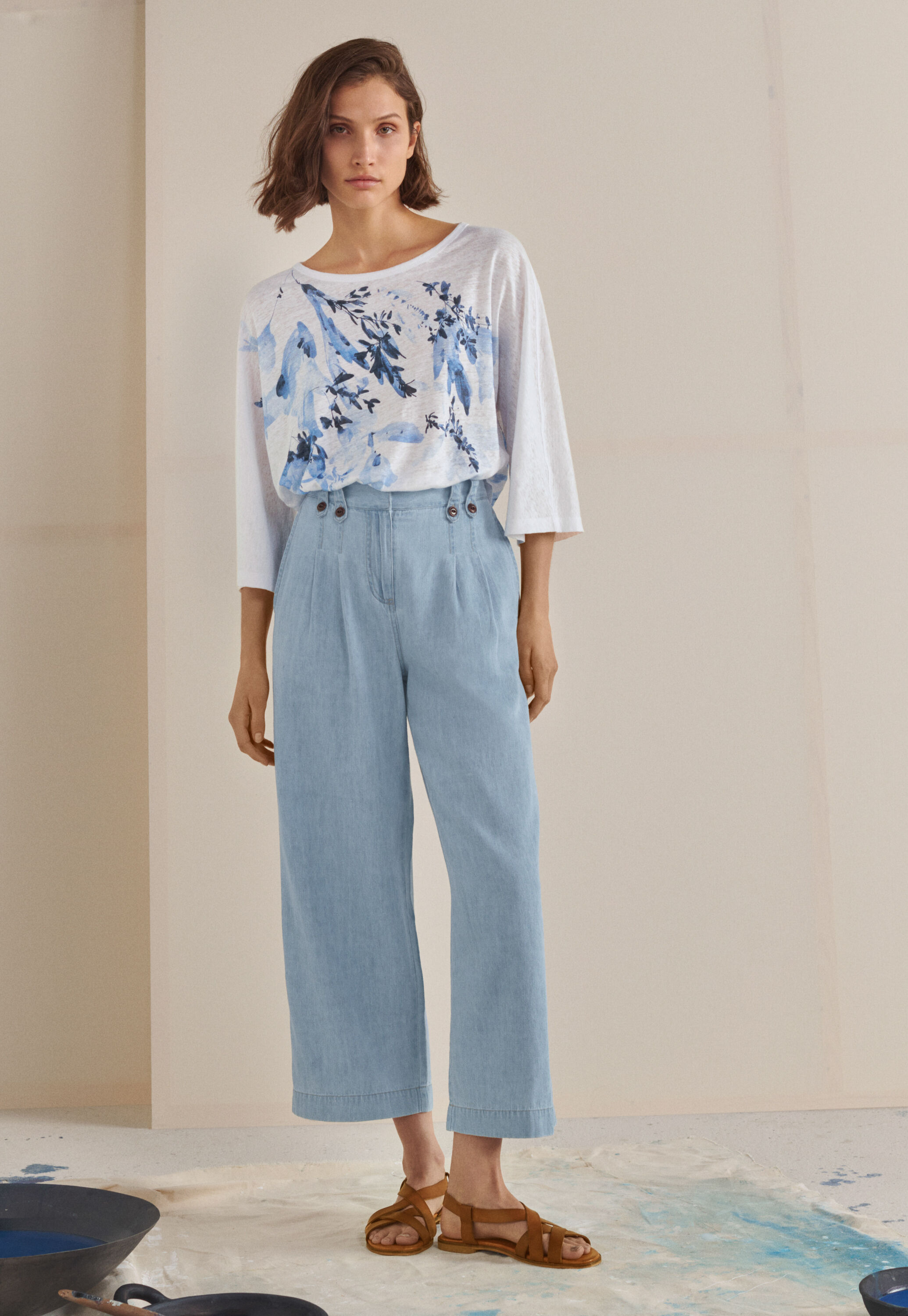 Indigo-dyed cropped trousers