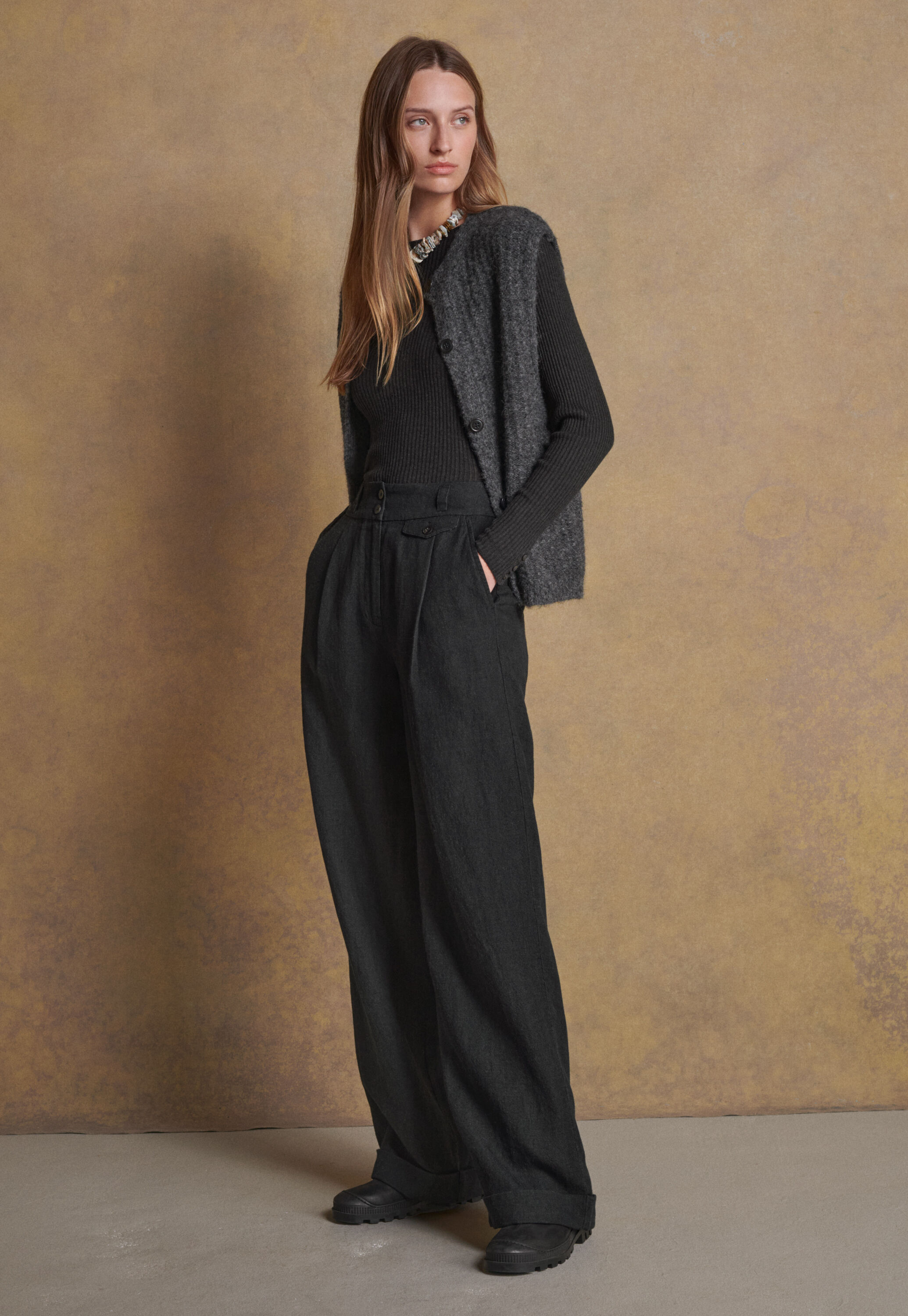 Sleeveless cardigan