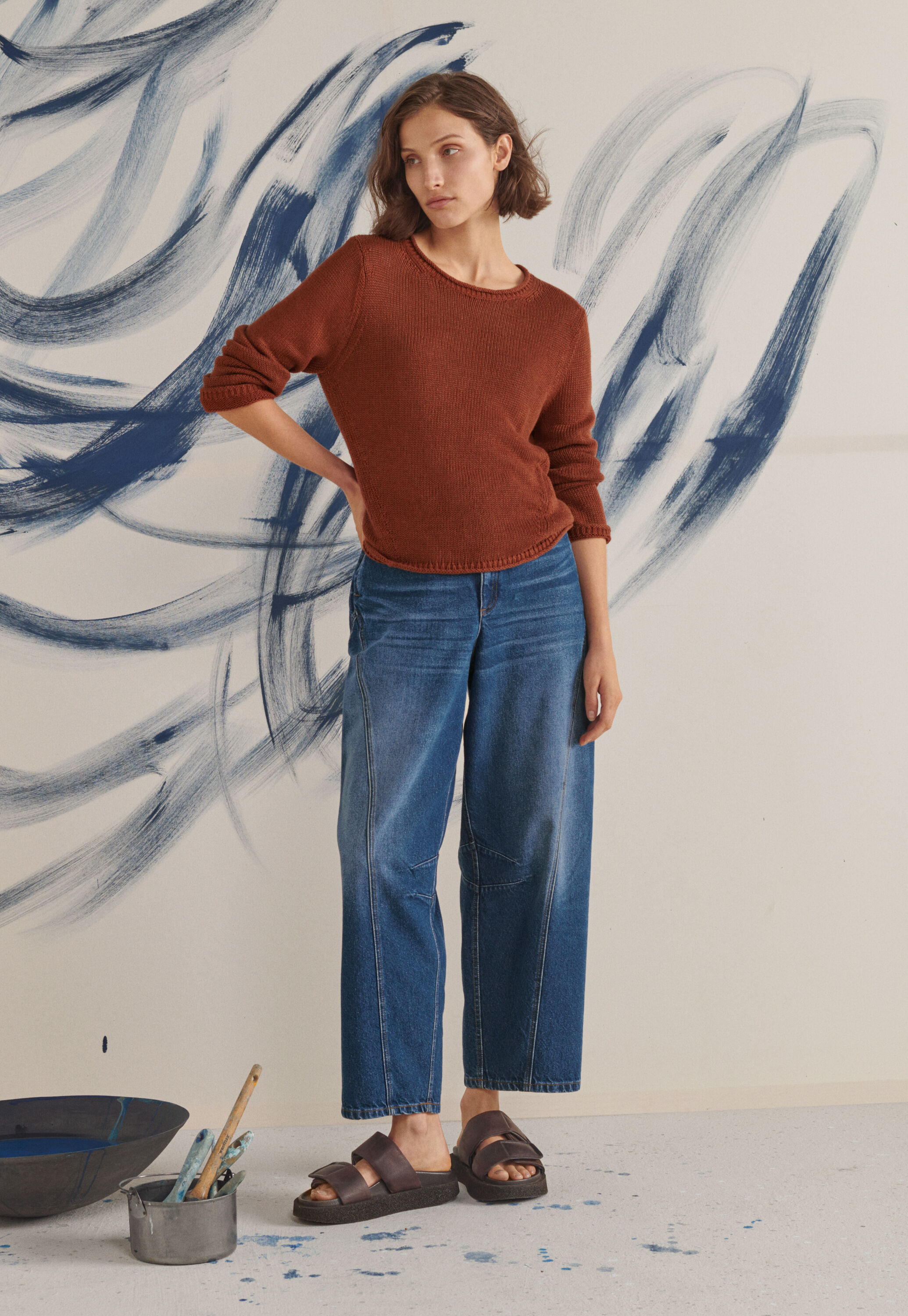 Curve-seam denim jeans