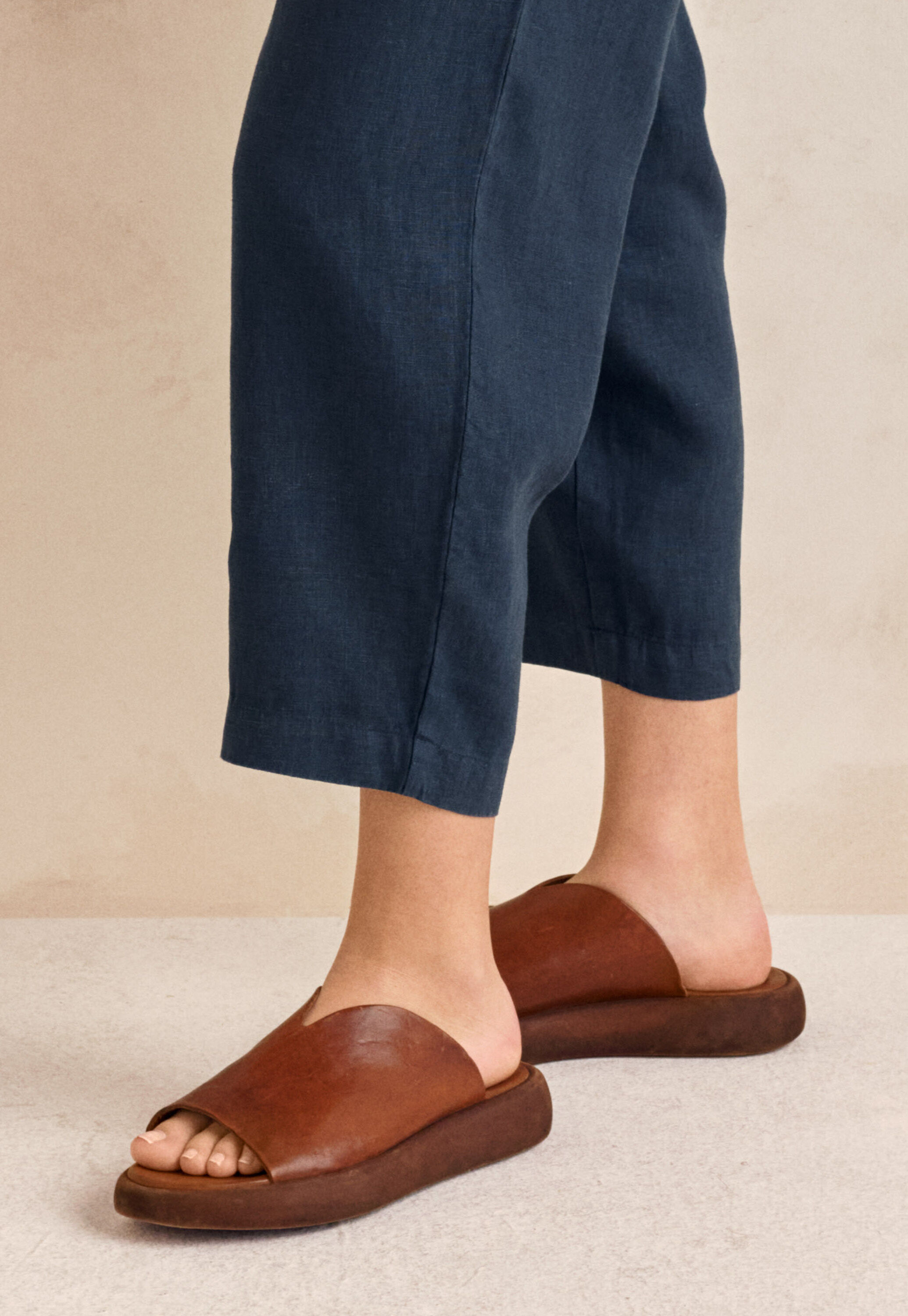 Wedge sandal with cut-out