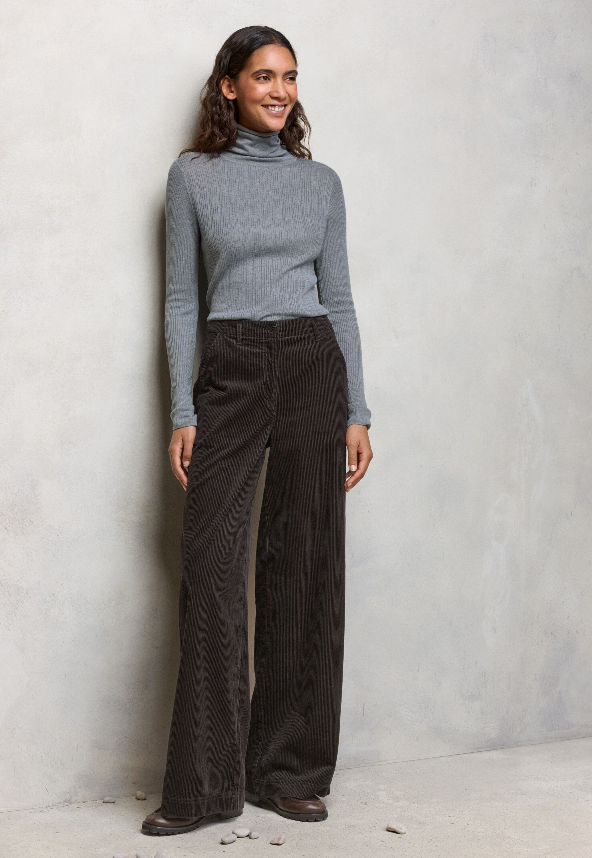 Straight-leg trousers