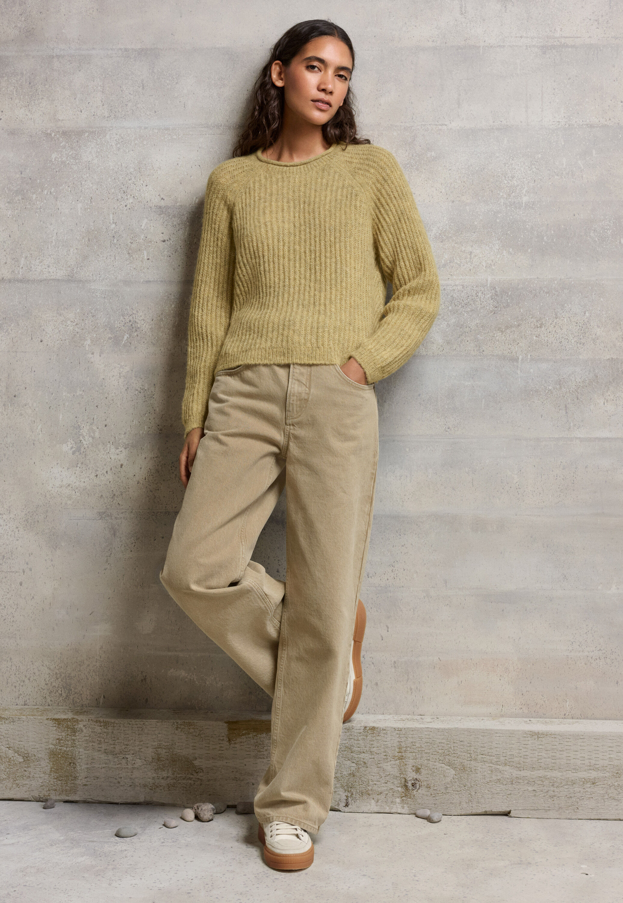 Round-neck ribbed sweater