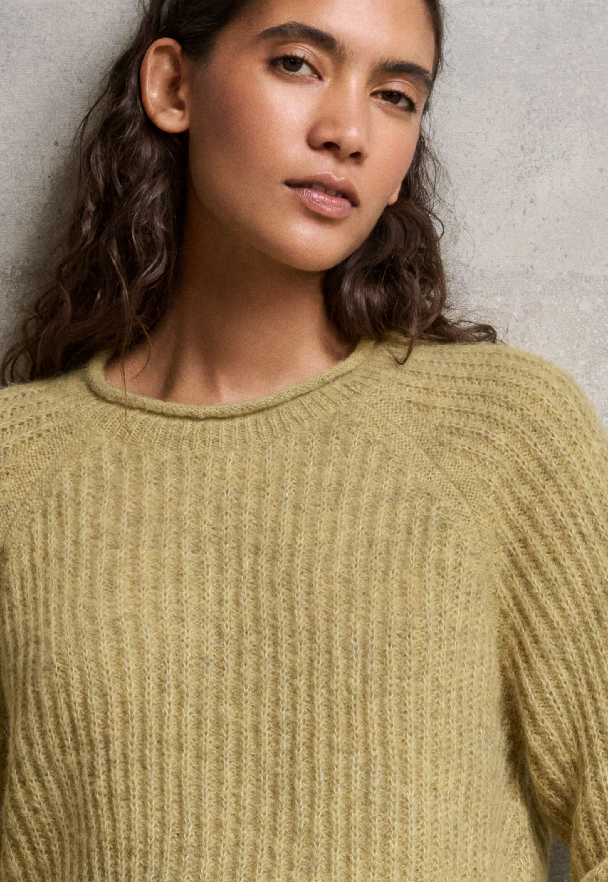 Round-neck ribbed sweater