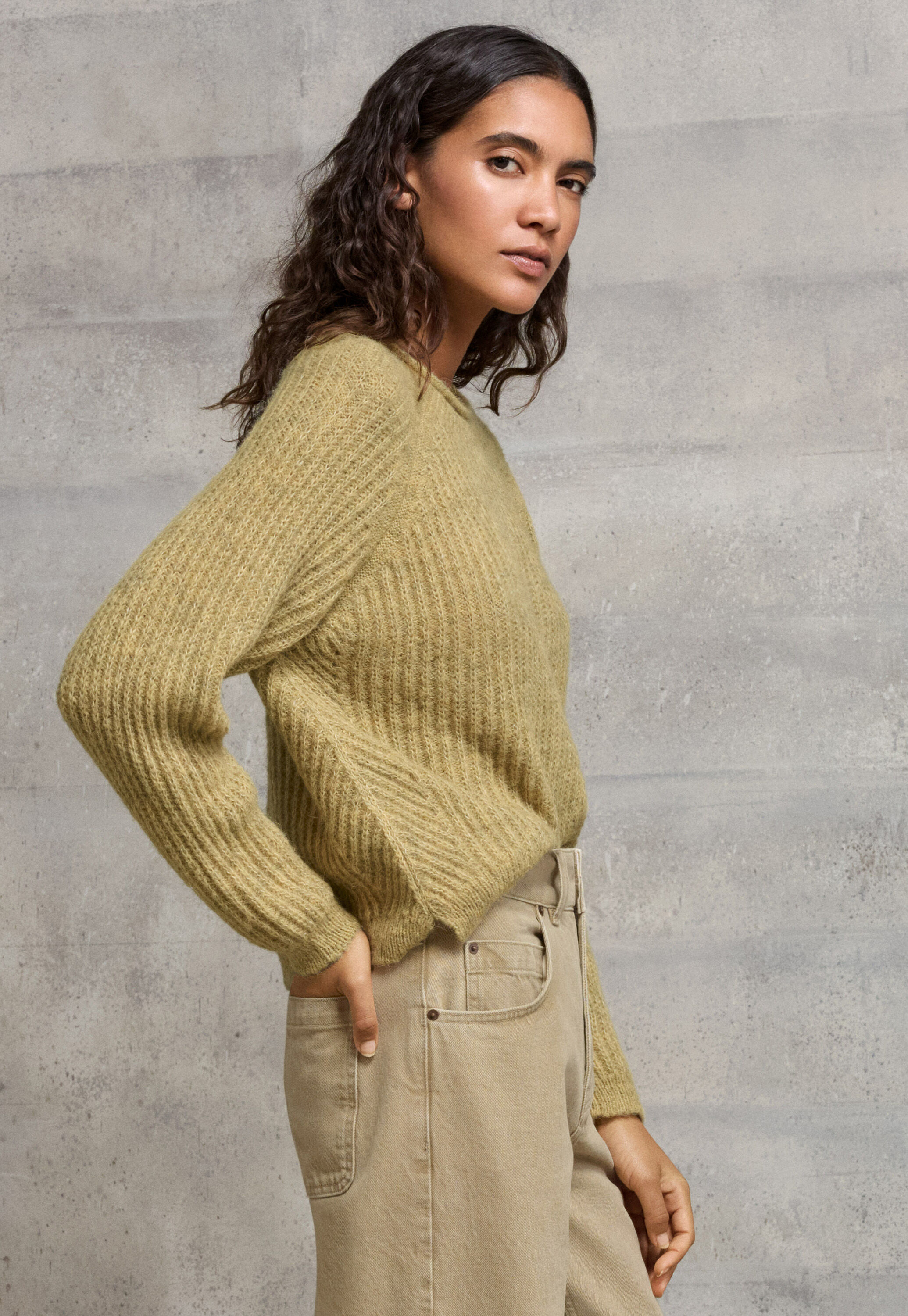 Round-neck ribbed sweater