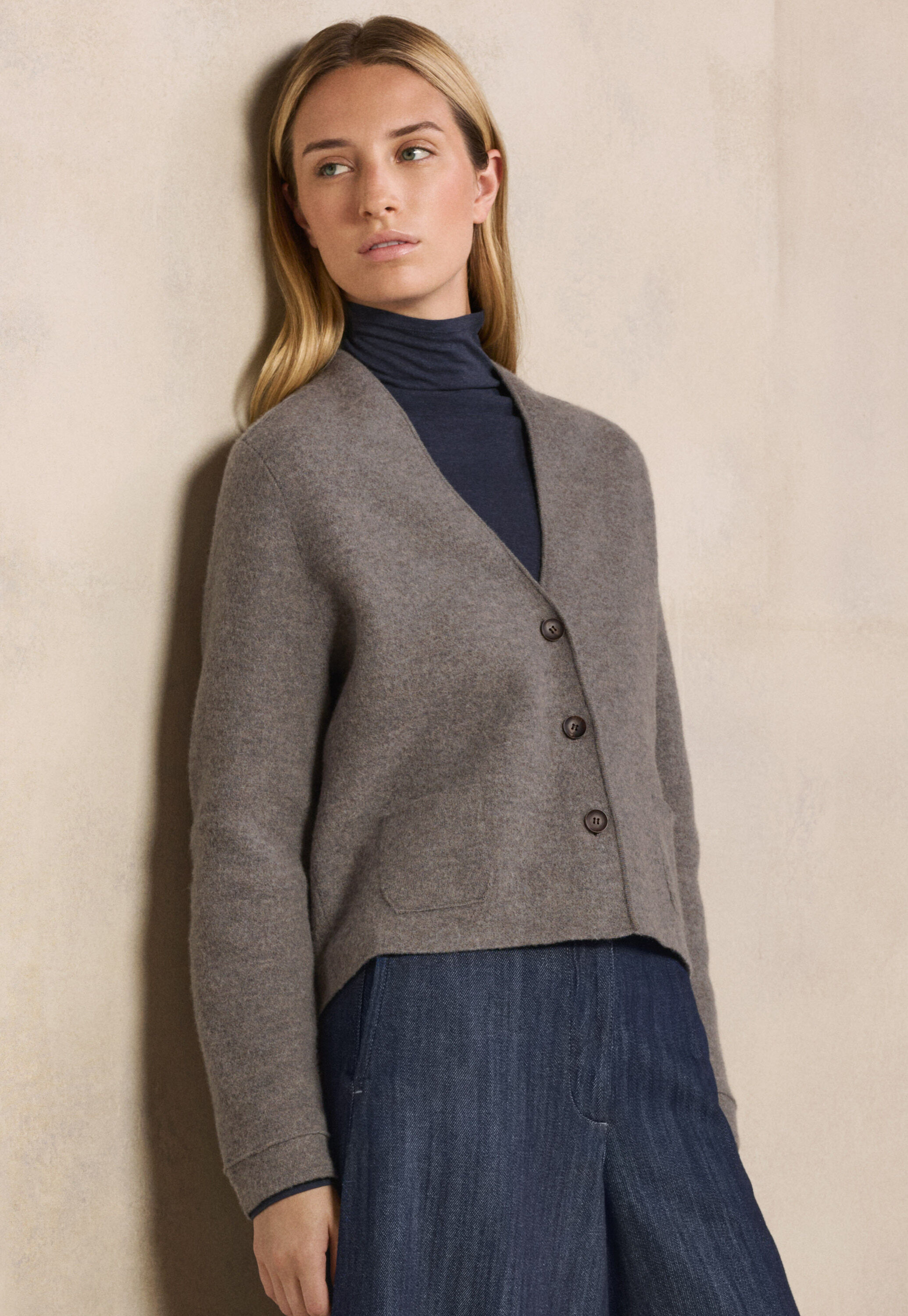 Short knitted jacket