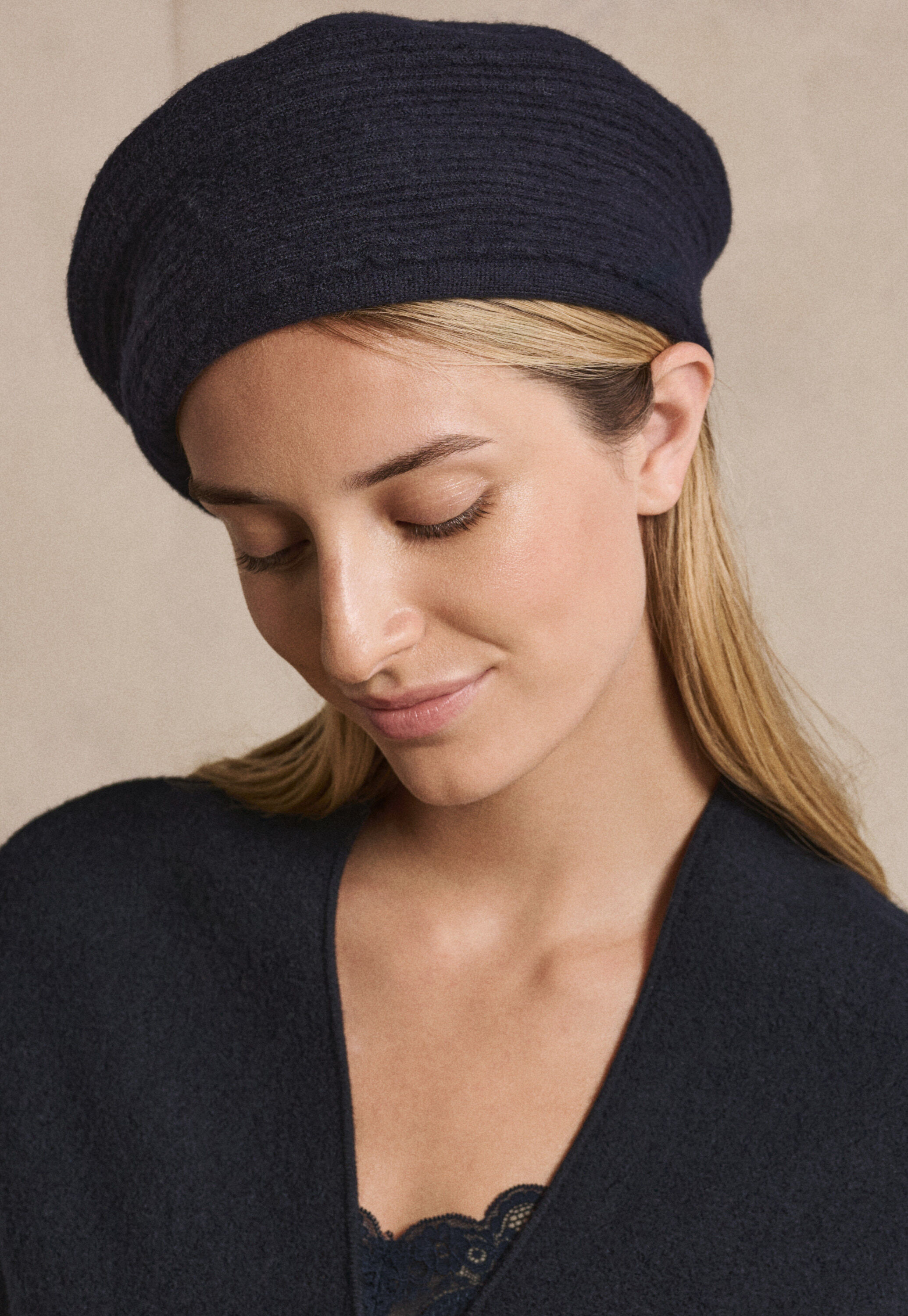 Knitted beret, Blue black, large