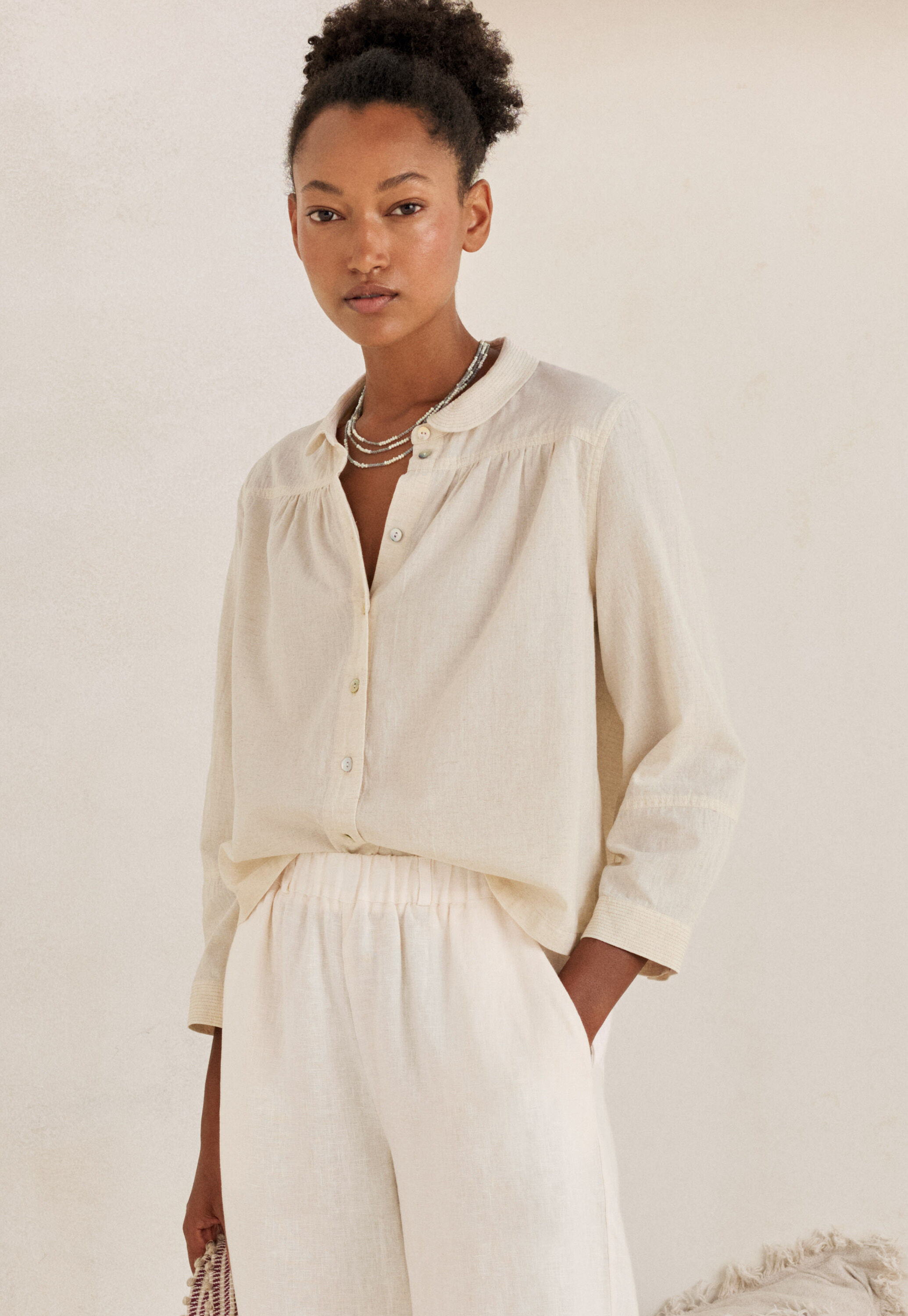 Round-collar shirt