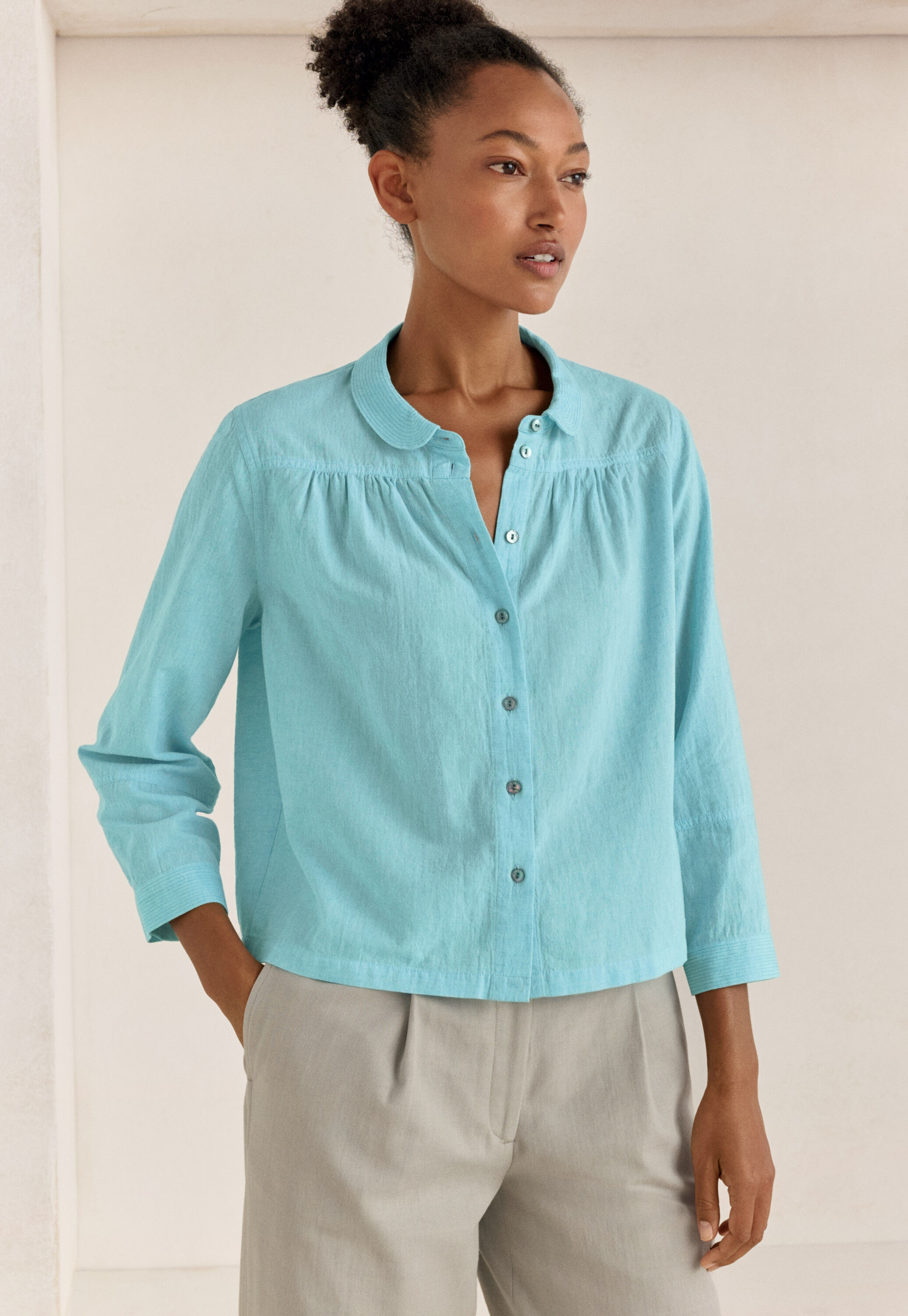 Round-collar shirt