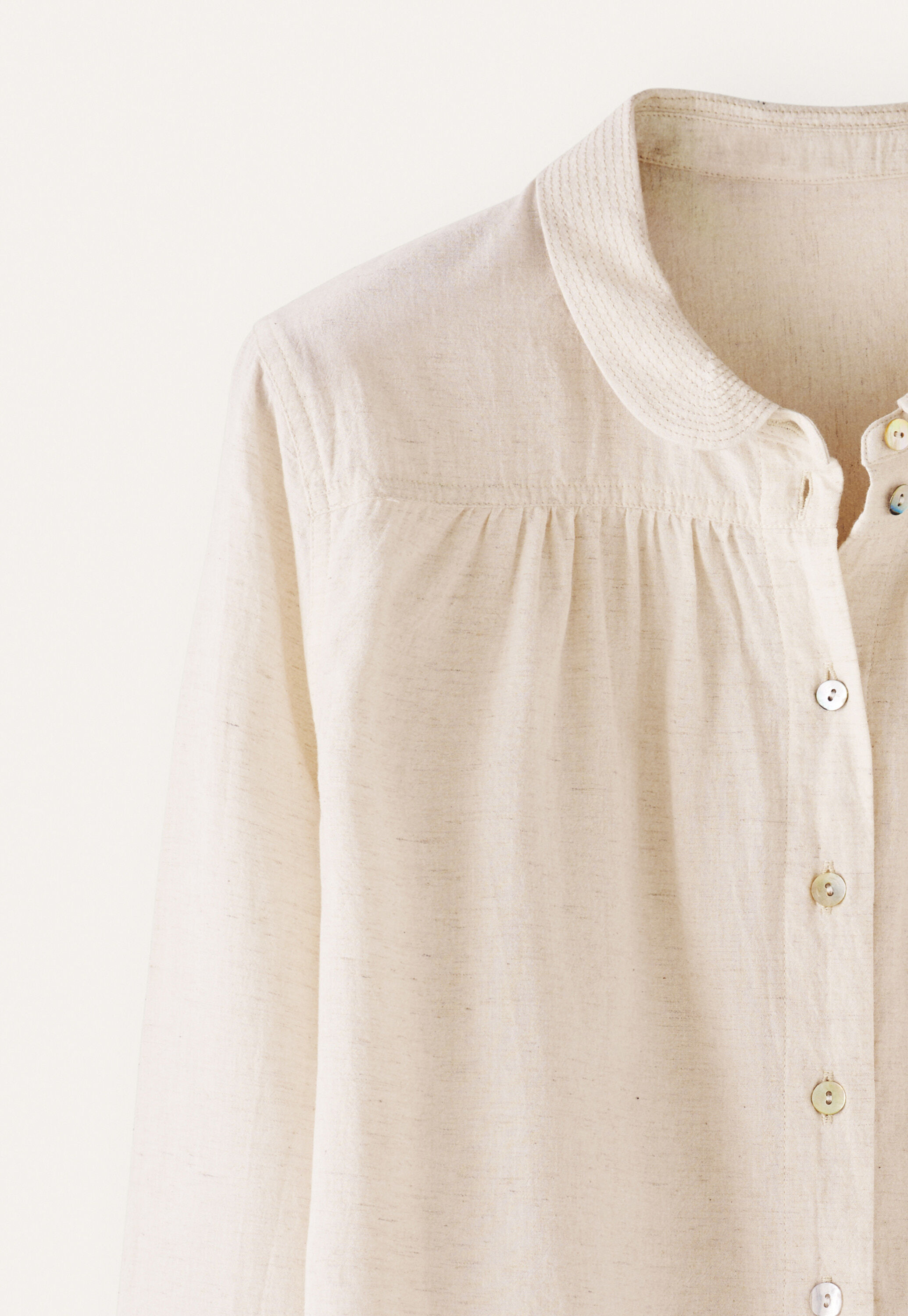 Round-collar shirt
