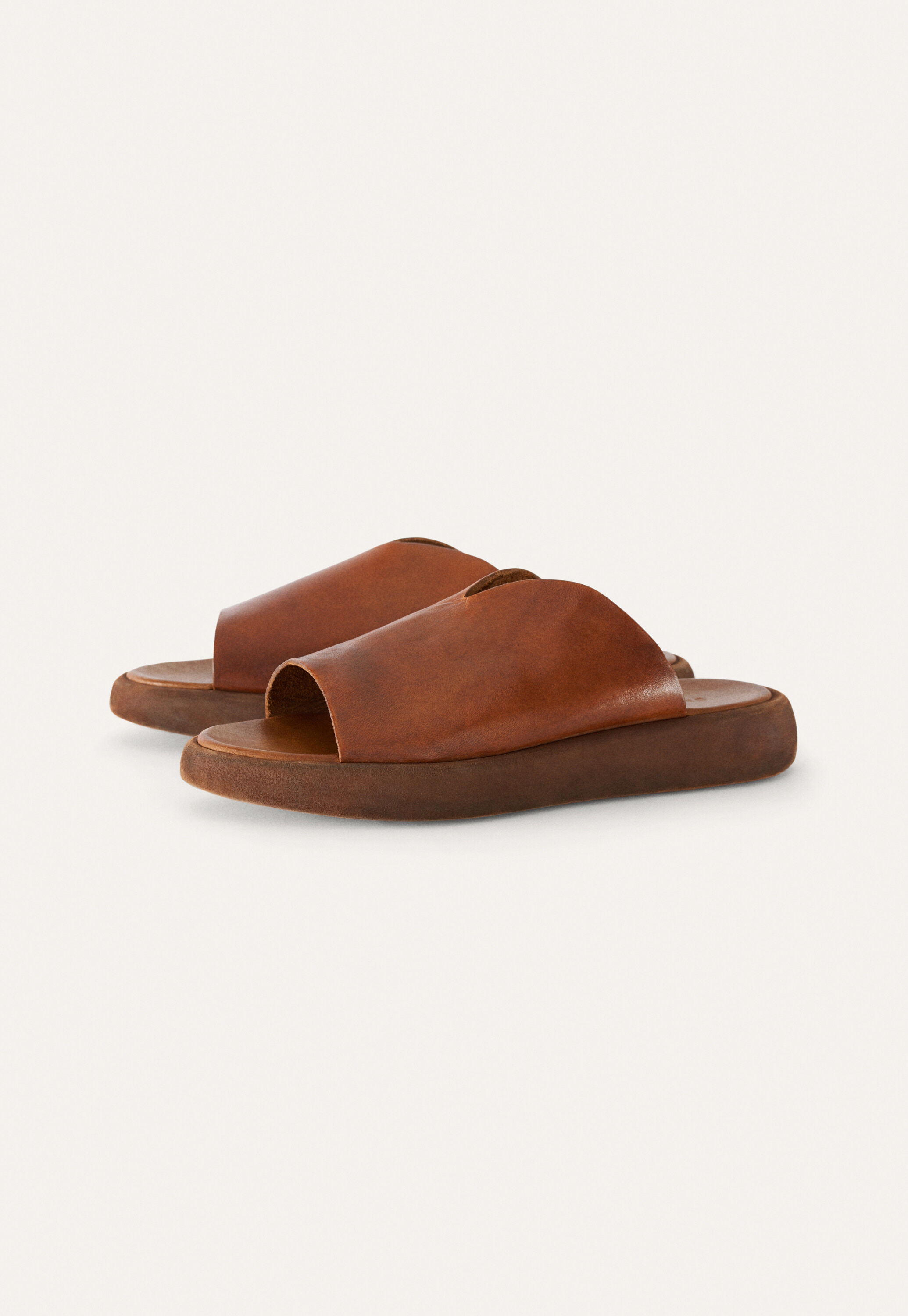 Wedge sandal with cut-out