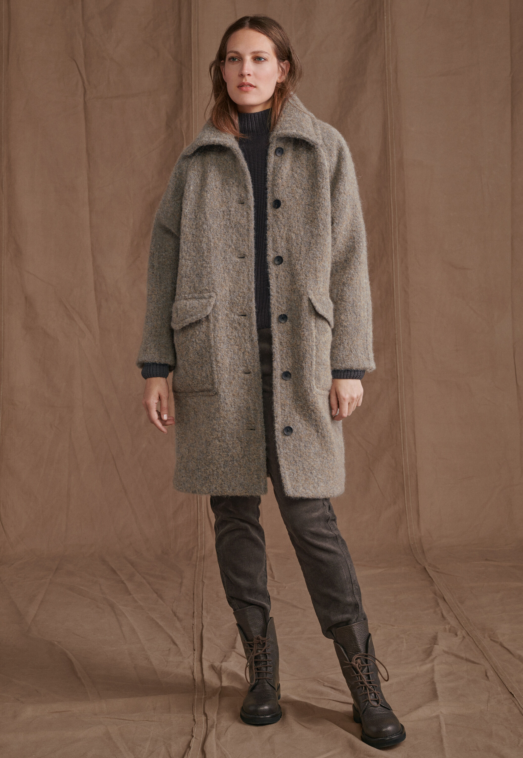 Raglan-sleeve coat