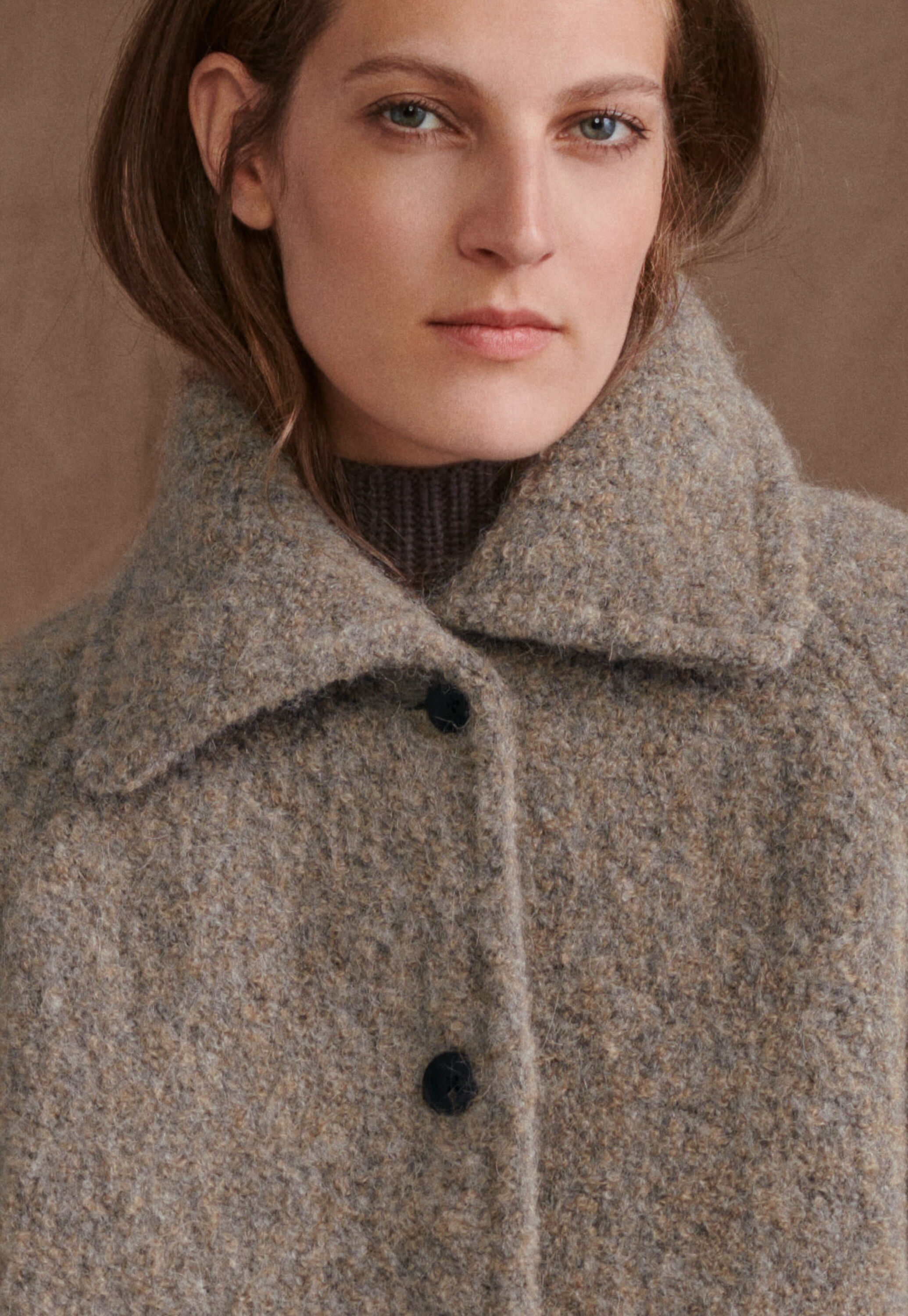 Raglan-sleeve coat