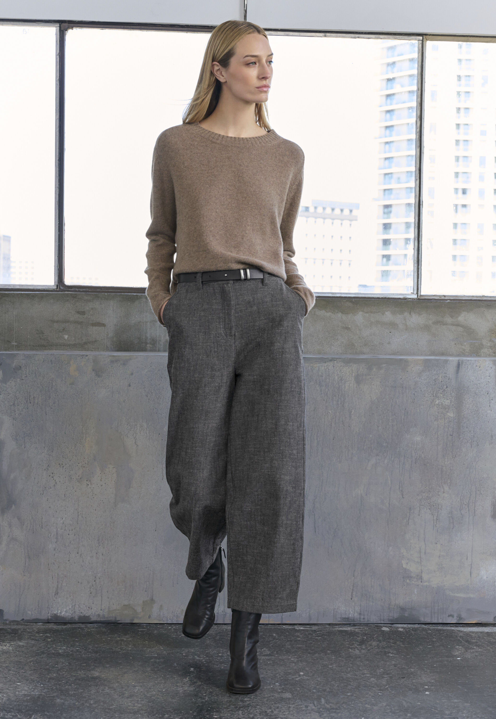 Barrel leg trousers