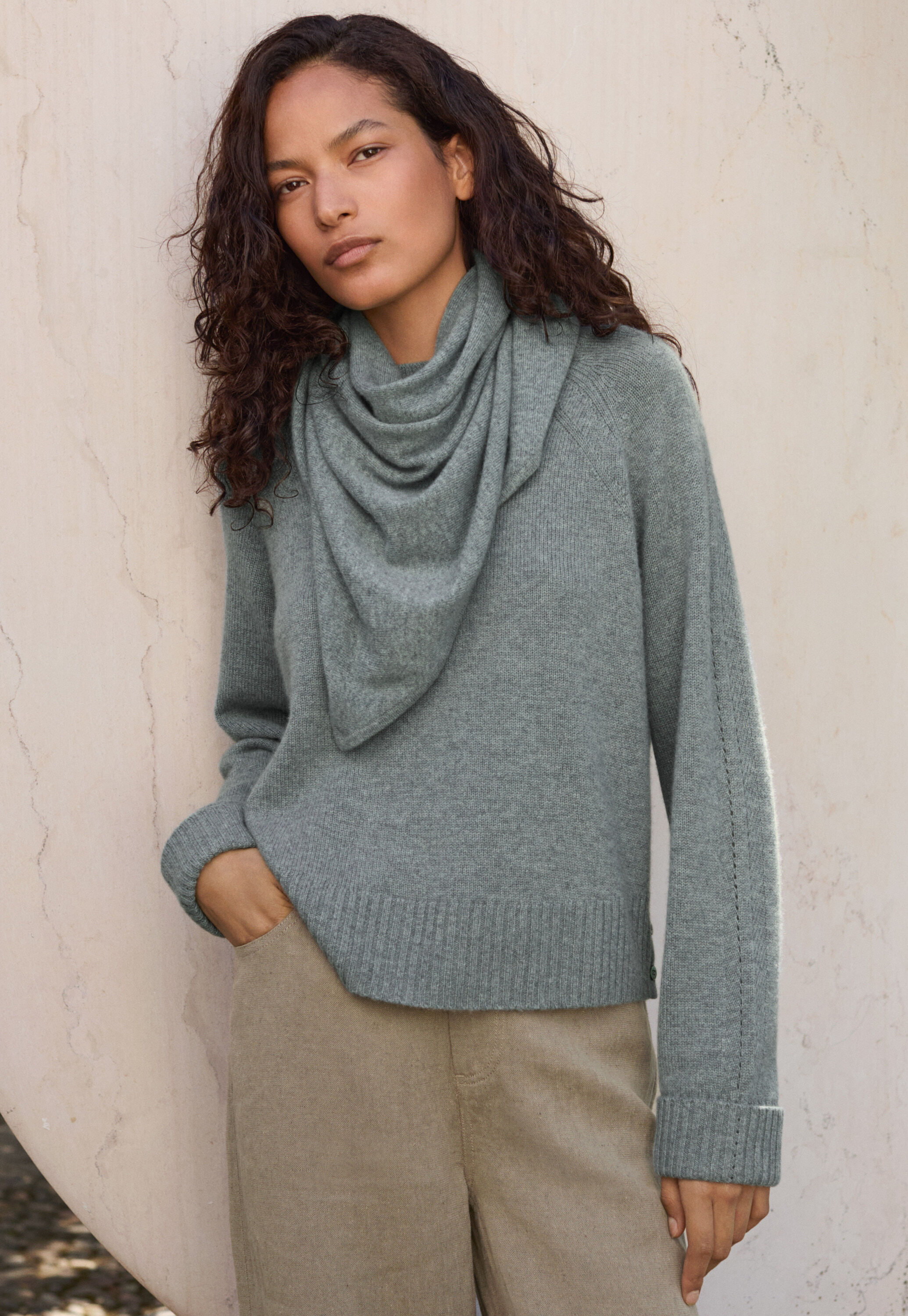 Large triangular scarf