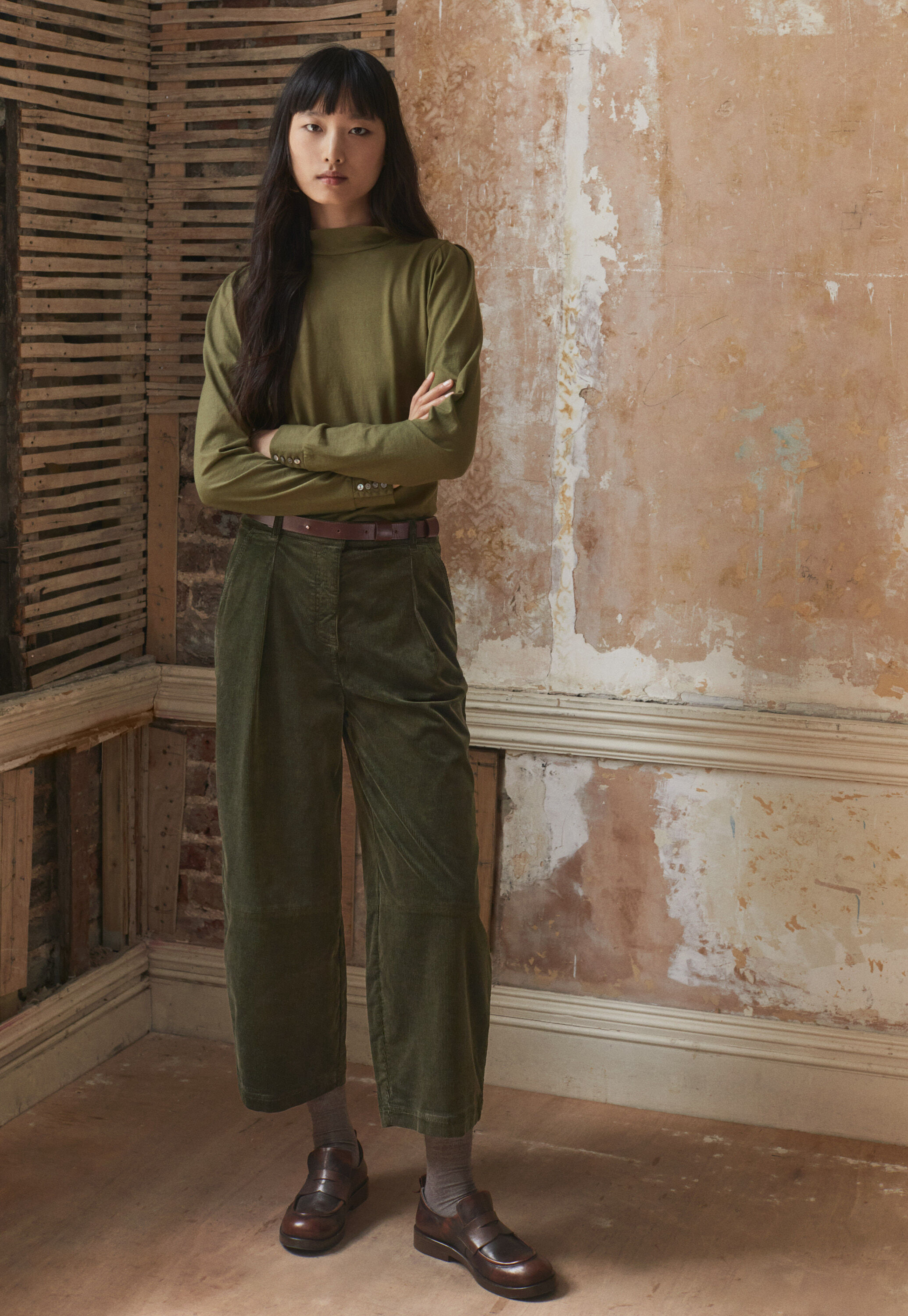 Barrel-leg trousers