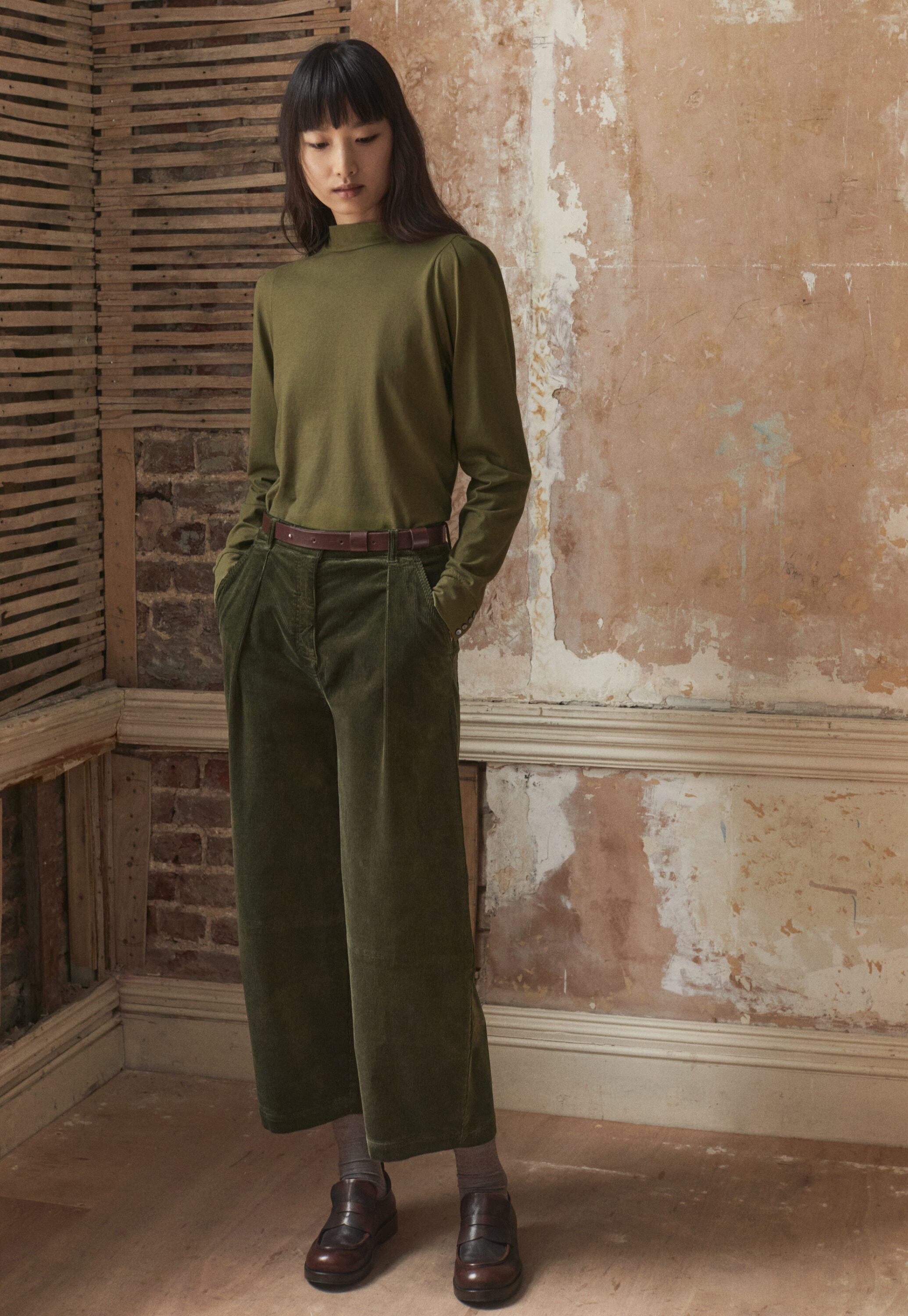Barrel-leg trousers