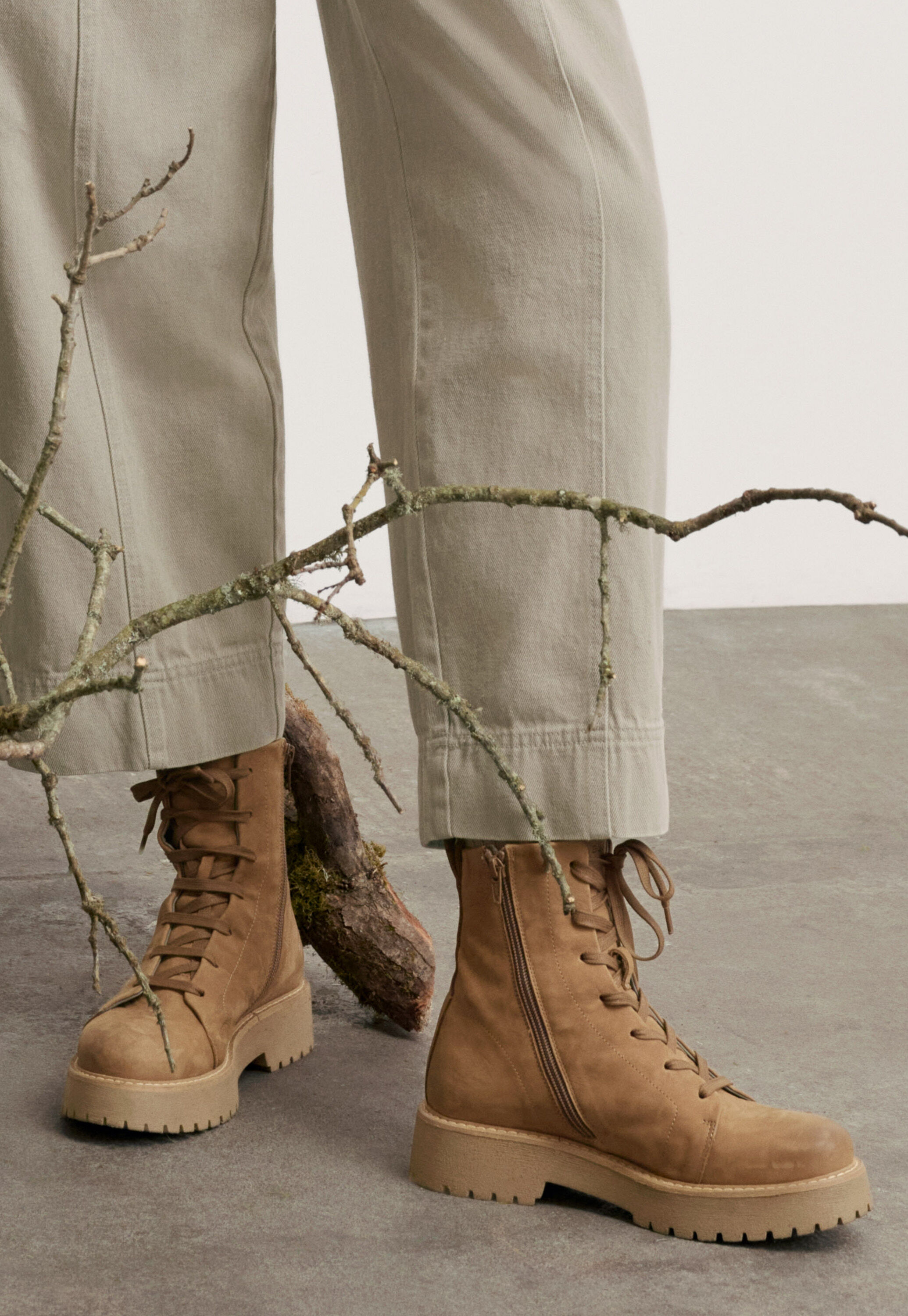 Knee-high pointed boots