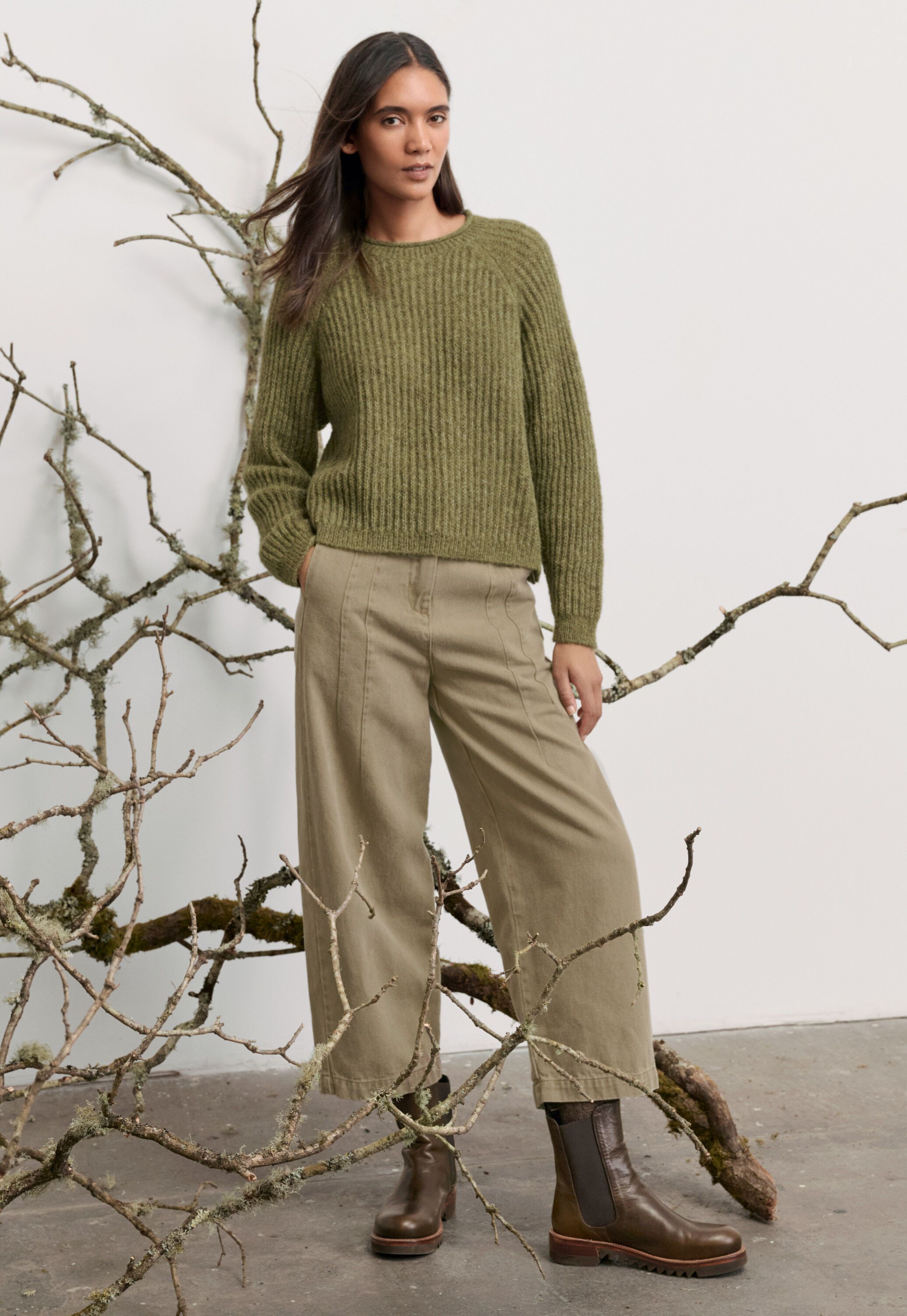 Knee-high pointed boots