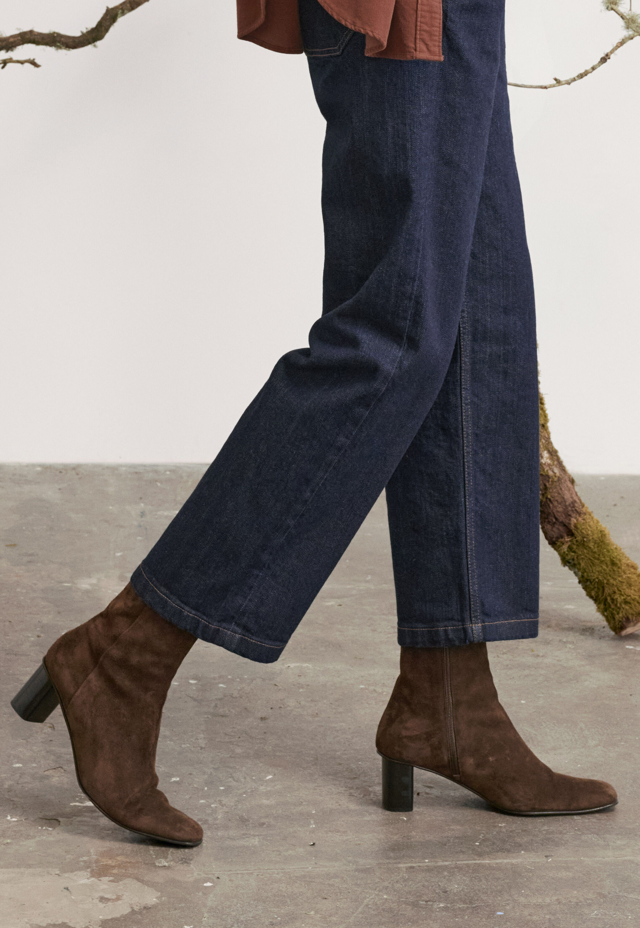 Knee-high pointed boots