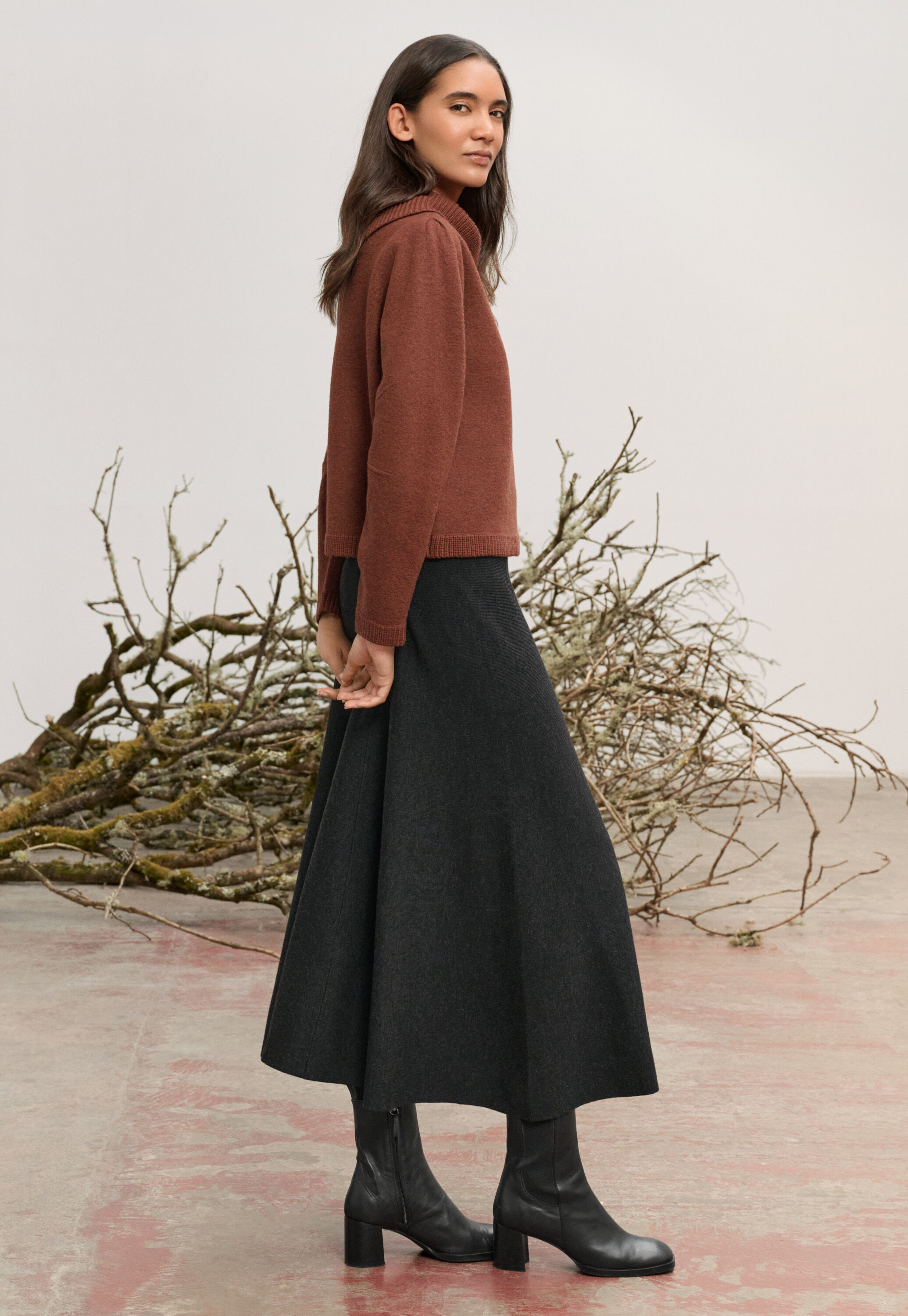 Knee-high pointed boots