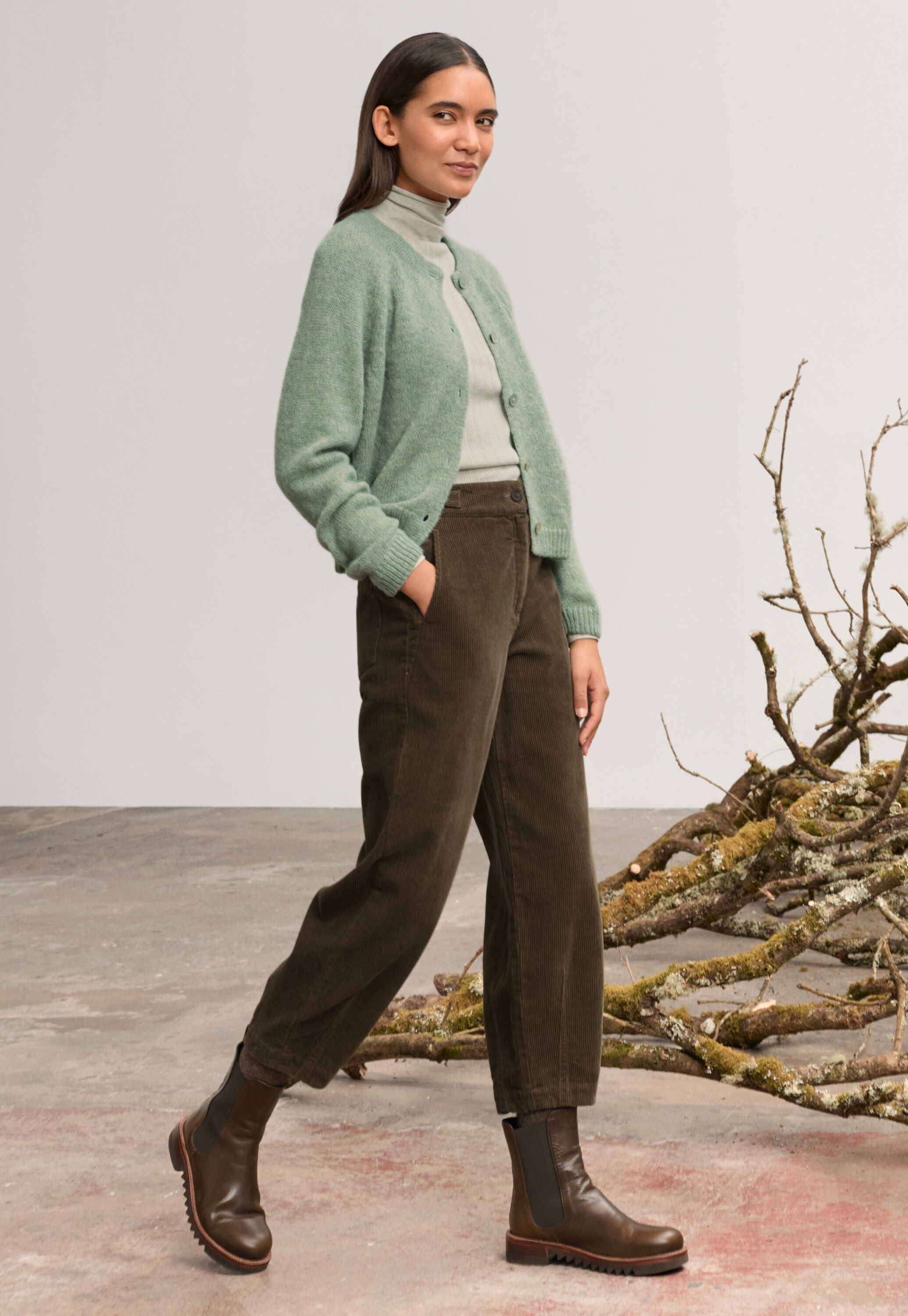 Knee-high pointed boots