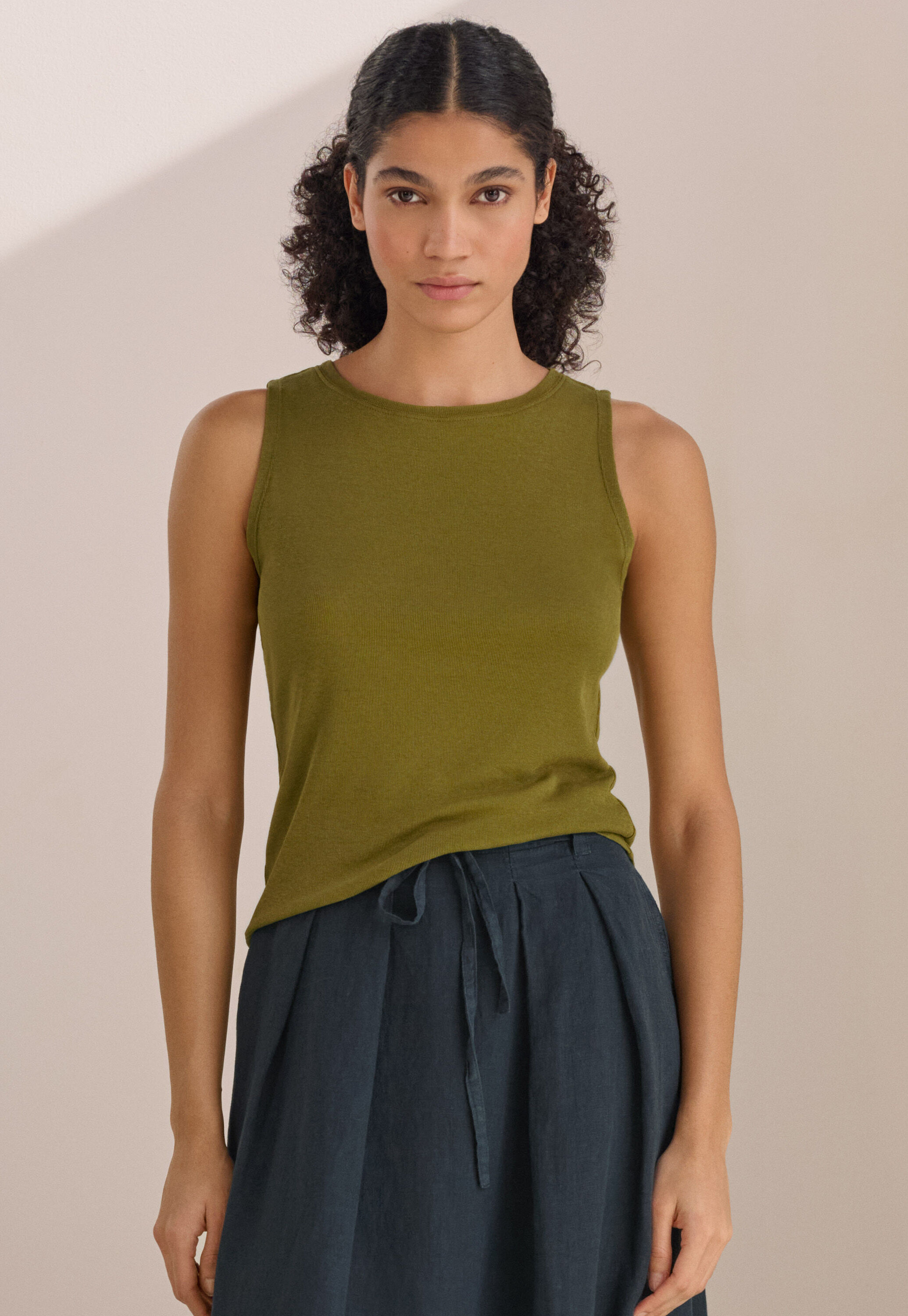High-neck vest