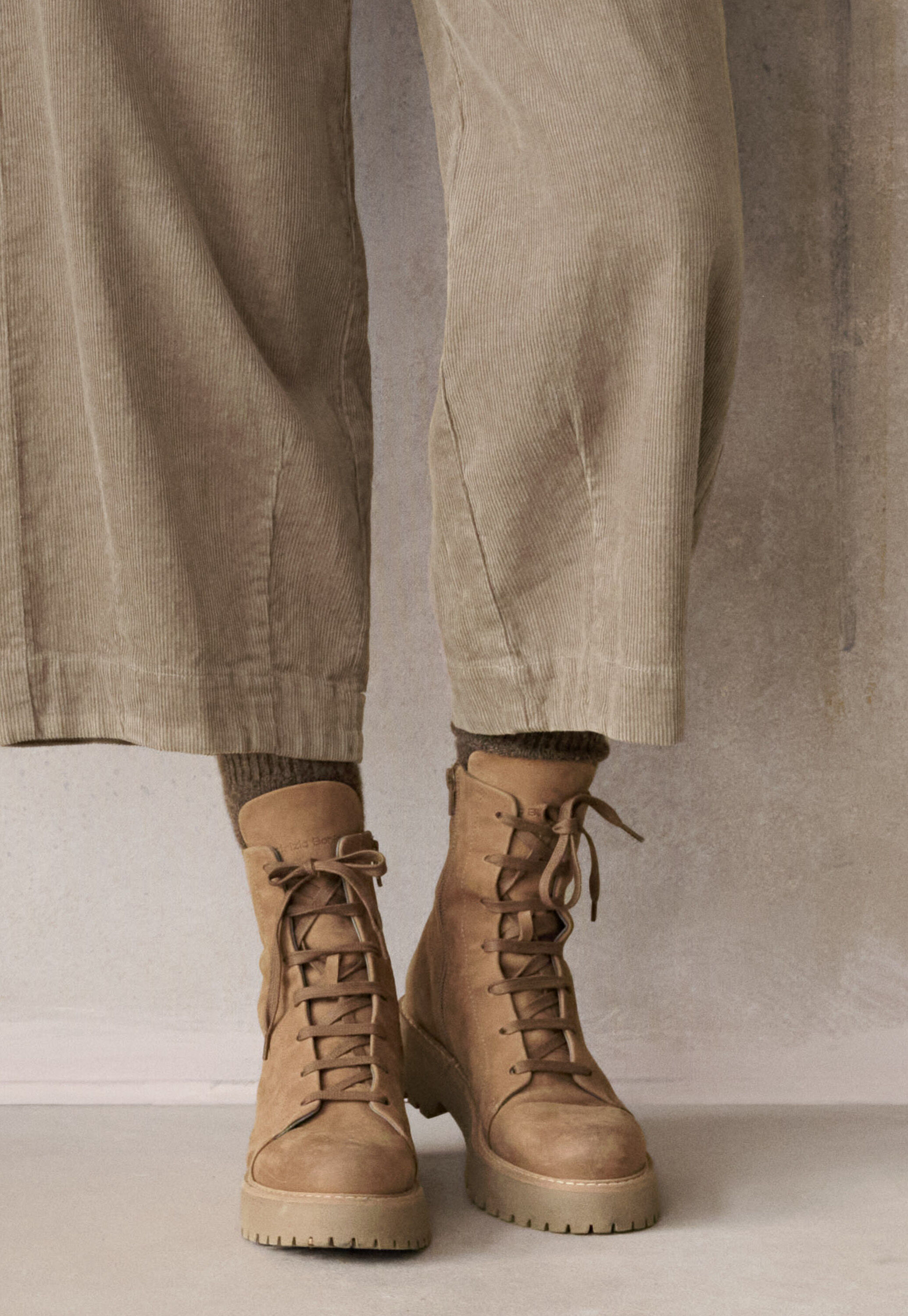 Barrel-leg trousers