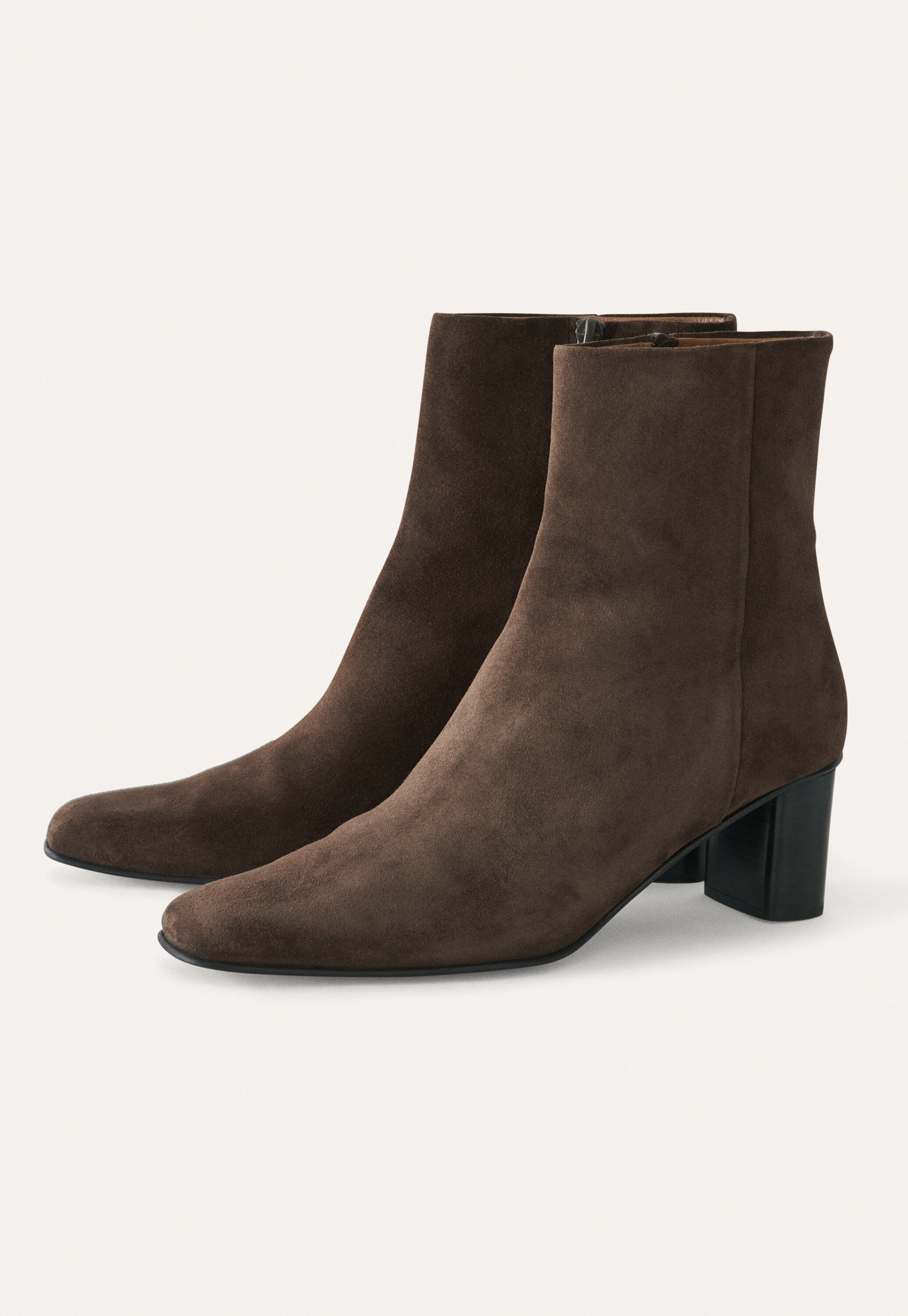 Wedge sandal with cut-out