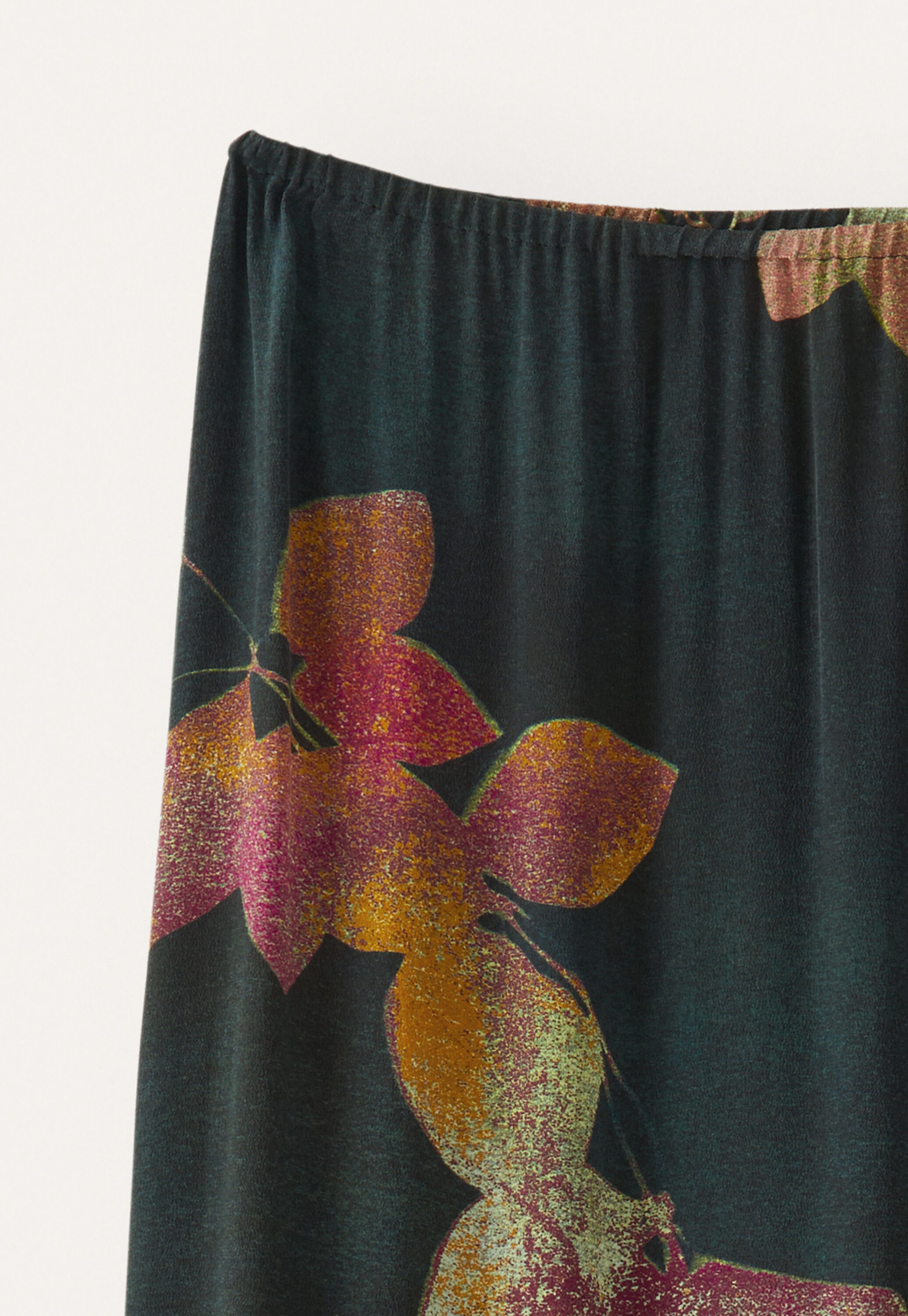 Asymmetric fluted hem skirt